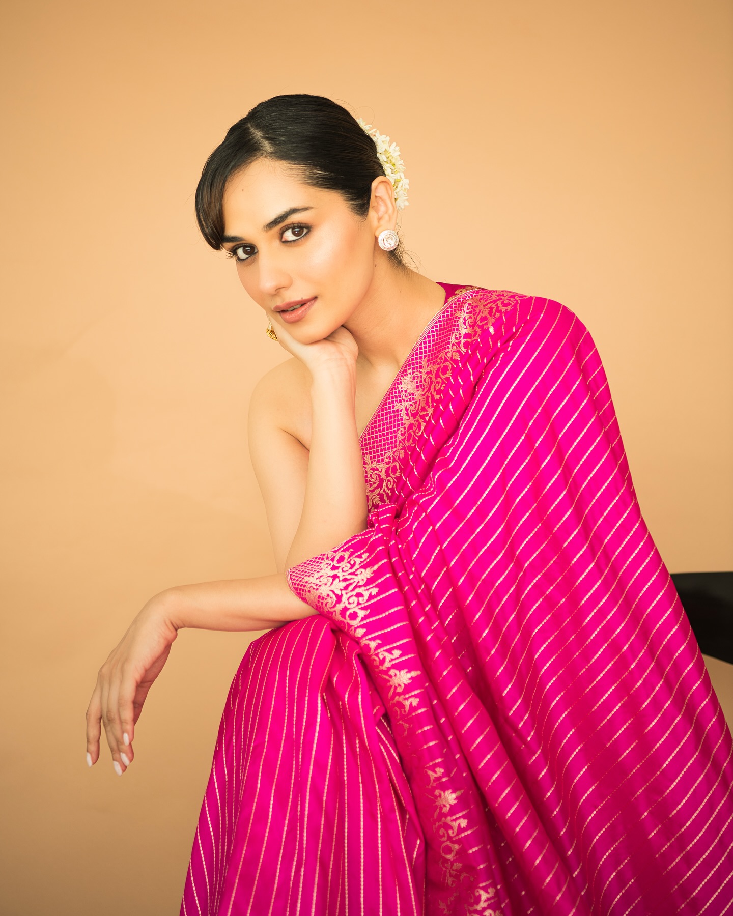 Manushi Chhillar Stuns In Gulabi Saree At Waves 2025 Vibrant charm meets heritage flair as Manushi dazzles at Waves 2025 in sublime style.