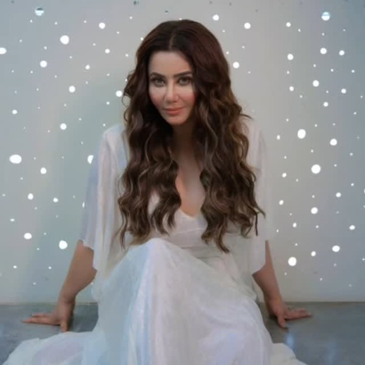 Nausheen Sardar Ali mesmerizes fans with a hypnotic aura blending elegance and style &Chic