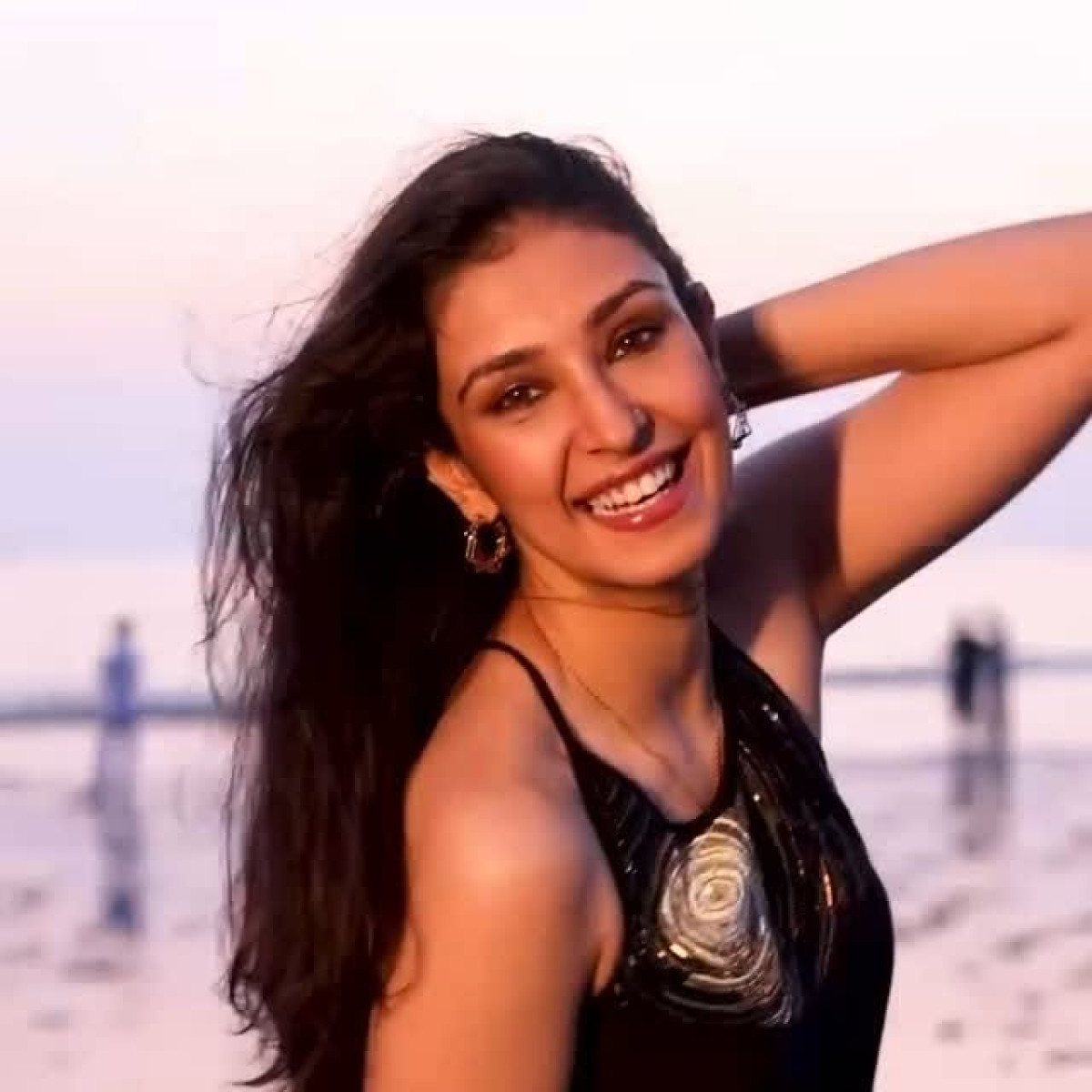 Miss Dhillon revisits coastal chic with a sleek black beach look that exudes style & flair.