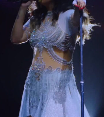 A moving live rendition dedicated to her mother and late father leaves fans deeply touched.