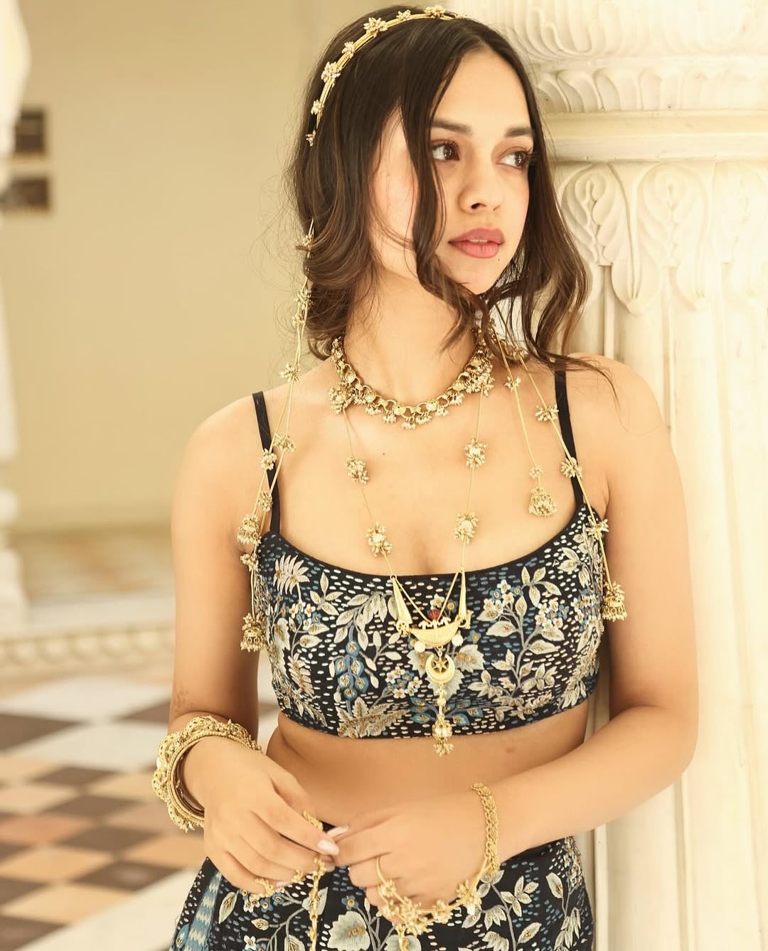 Nitanshi Goel Serves Regal Vibes in Laapataa Look