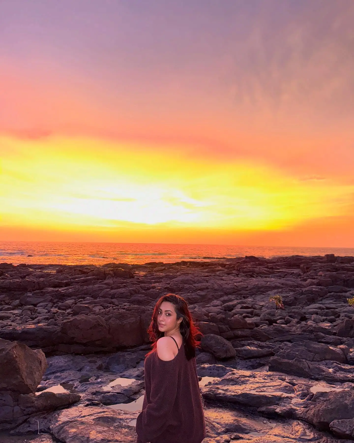 Poetic Skies: Evening Vibes Captured By Reem Shaikh Reem Shaikh unveils twilight magic, blending urban elegance with poetic sky hues And More!