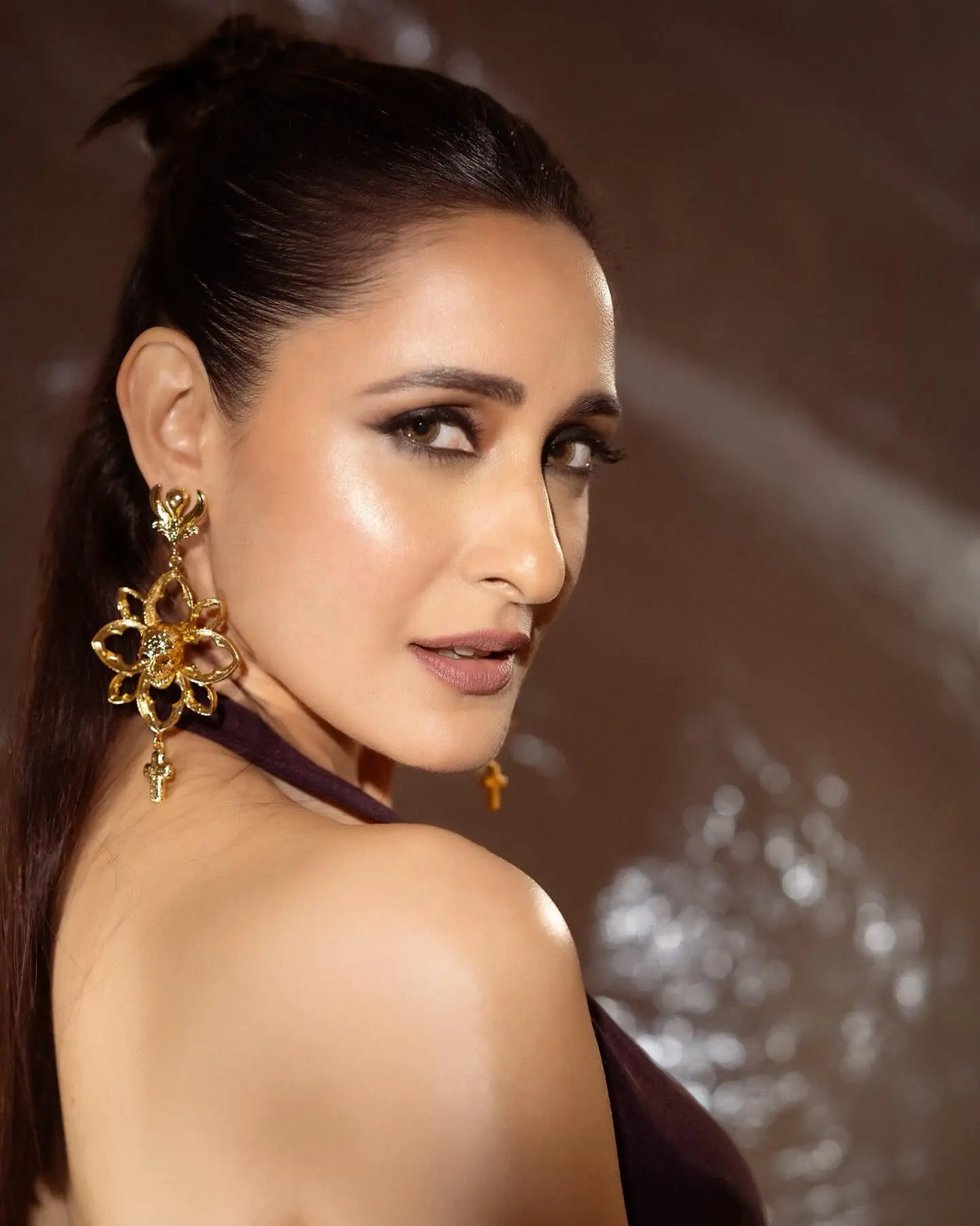 Pragya Jaiswal Stuns At Zee Cine Awards Celeb Pragya Jaiswal dazzles with a chic ensemble curated by top stylists for the event!!