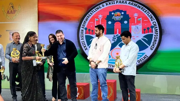 Preeti Jhangiani Presents Memorable Prizes To PAFI Team