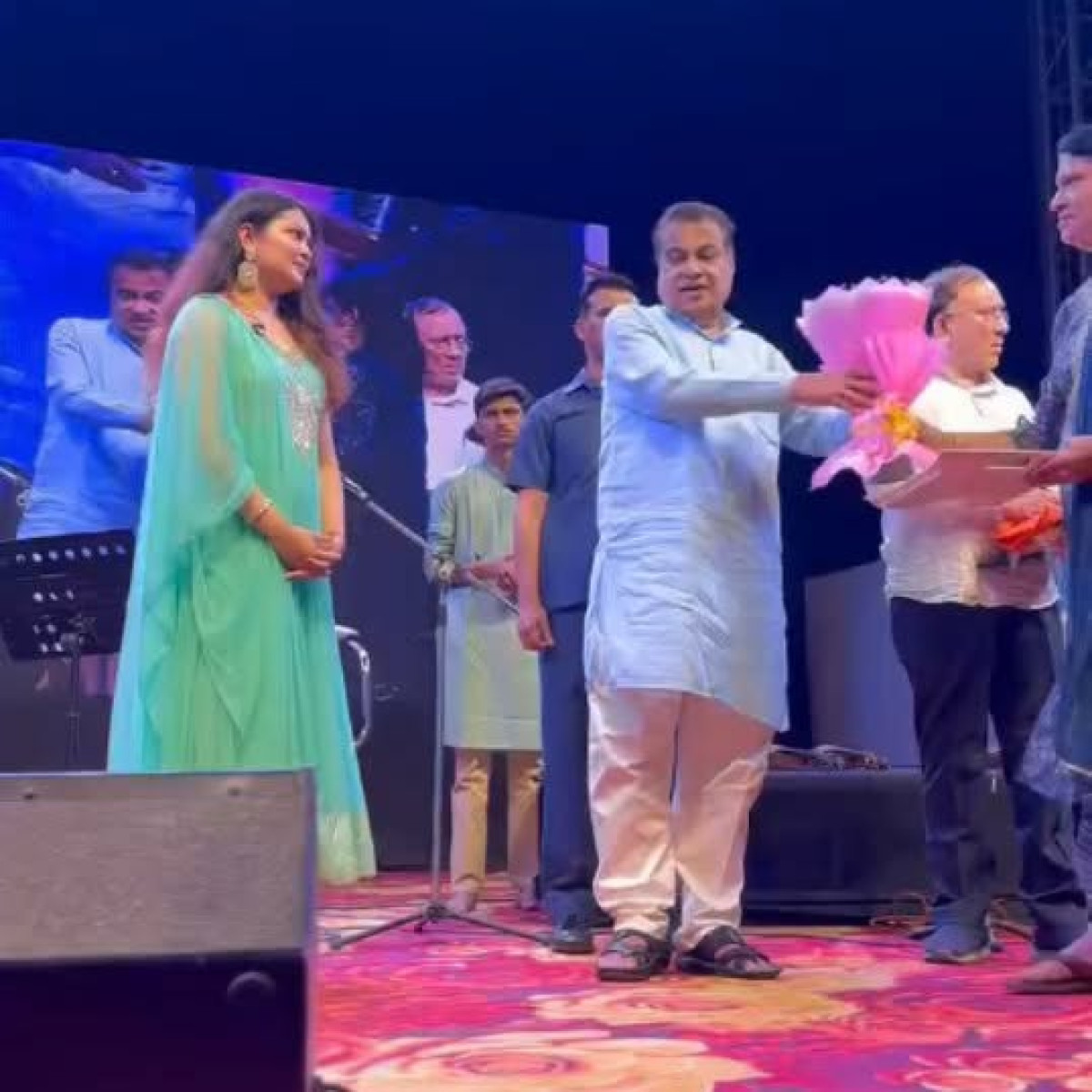 Priyanka Barve Mesmerizes Nagpur Audience Live in Nagpur Priyanka Barve charms the crowd with soulful music, earning Gadkari’s honor