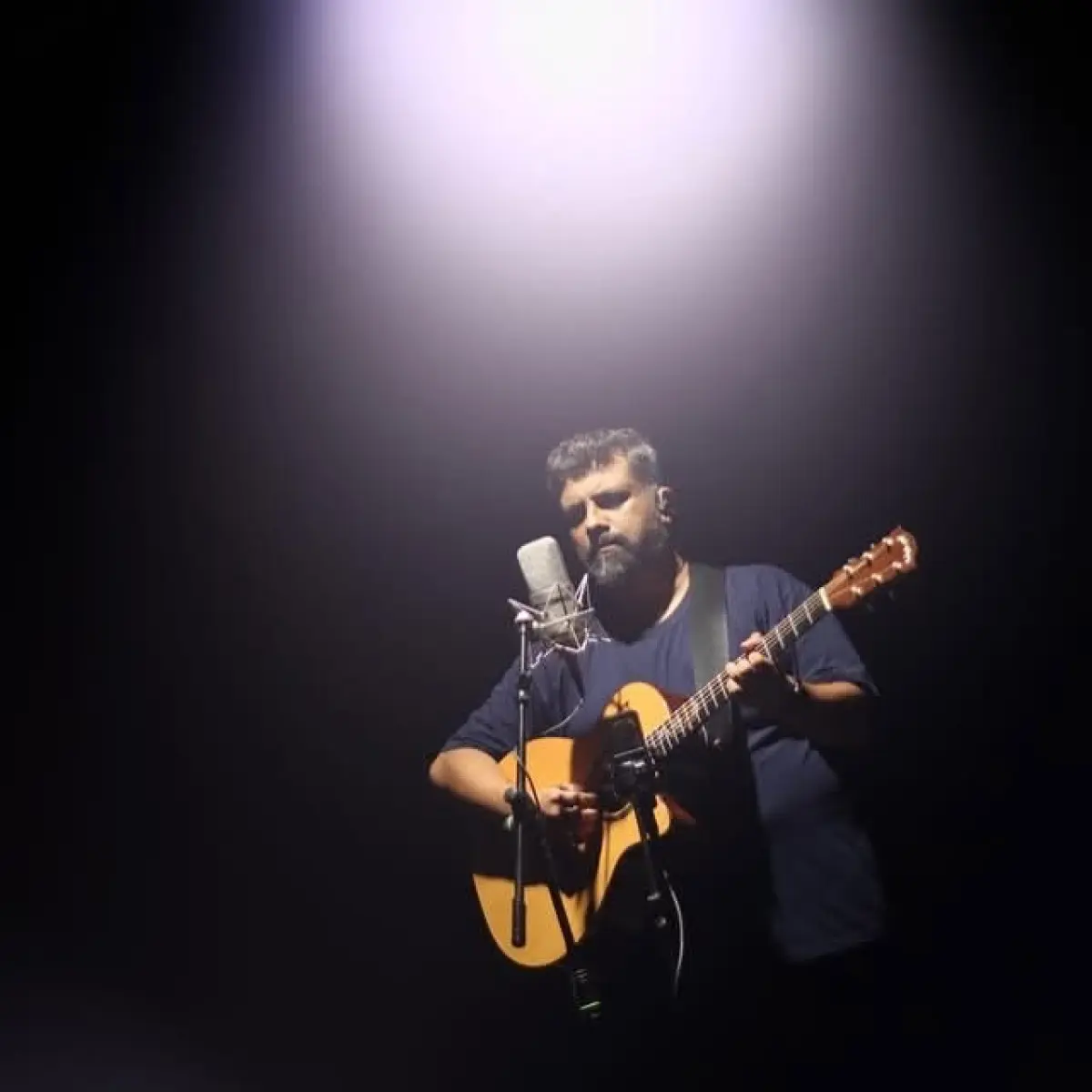 Raghu Dixit Embraces Raw Acoustic Vibes Acoustic sessions capturing raw live energy, heartfelt improvisations, and genuine musical
