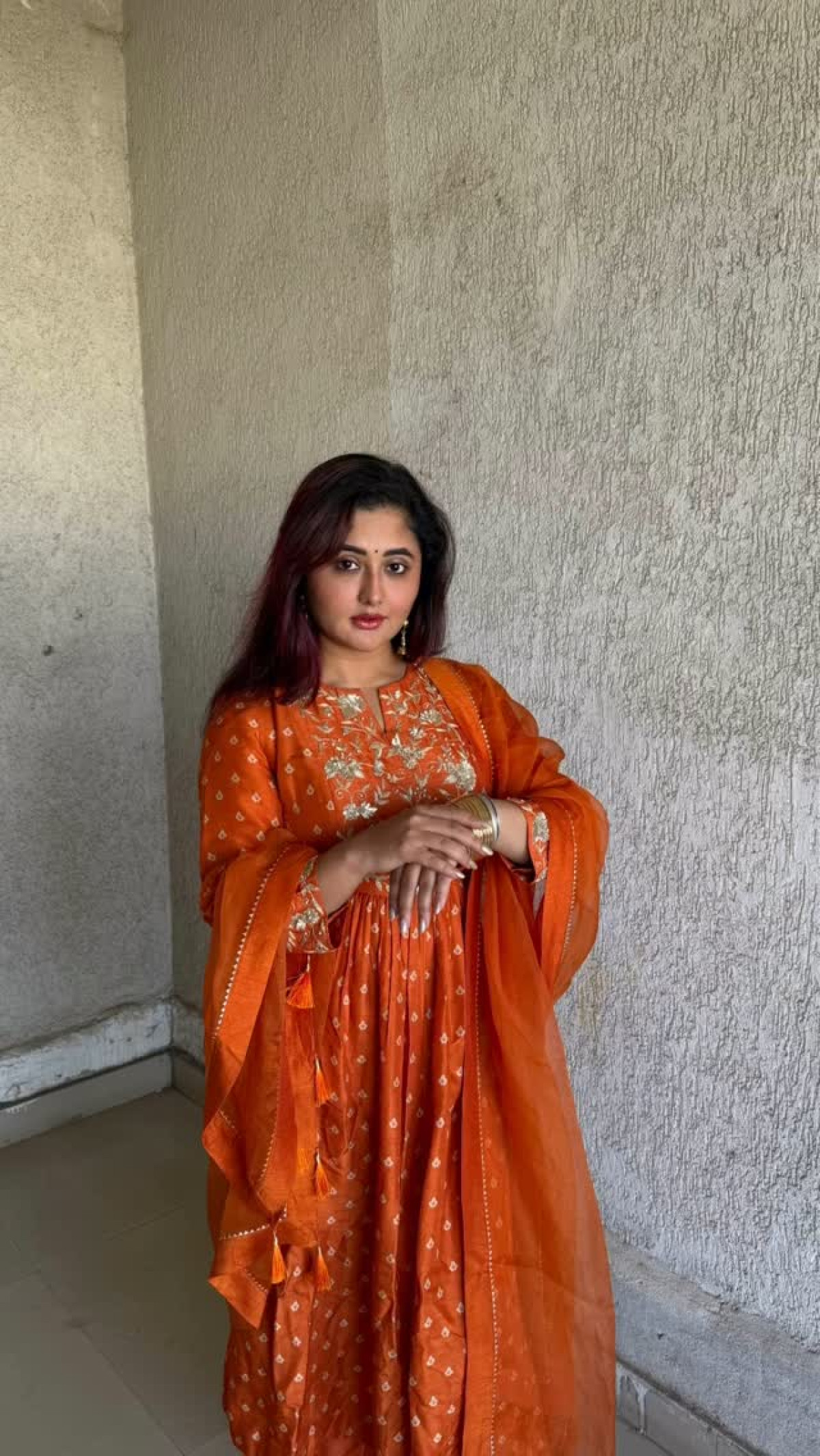 Diva Rashmi Desai exudes vibrant orange energy, fusing spirit and trendsetting elegance!!
