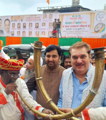 Raza Murad Honored In Traditional Maharashtra Welcome