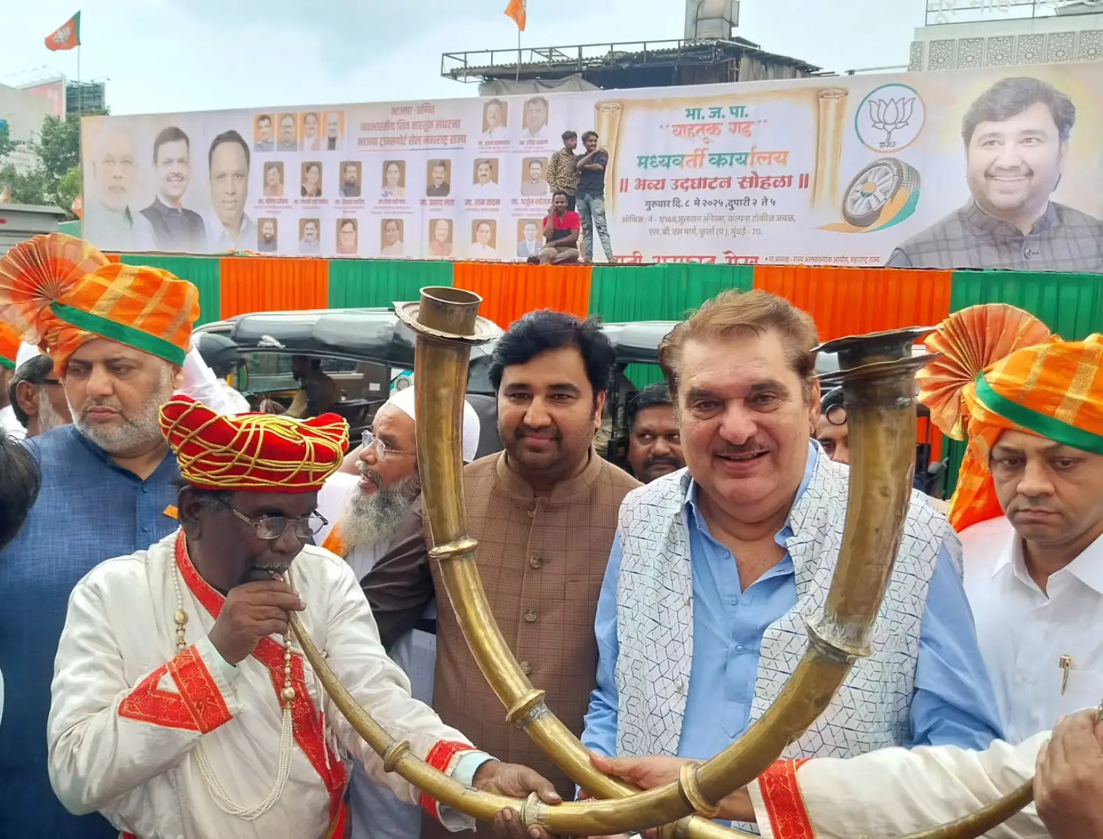 Raza Murad Honored In Traditional Maharashtra Welcome Bollywood veteran receives warm Kurla welcome amid cultural festivity and political spirit.