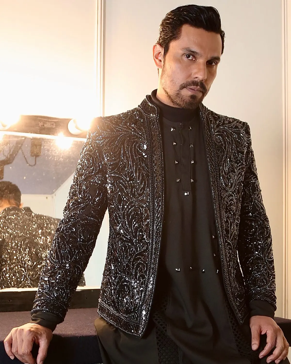 Rugged And Regal: Randeep Hooda’s Bold Style Rugged edges meet regal essence in Randeep Hooda’s Instagram display of style with charm!!