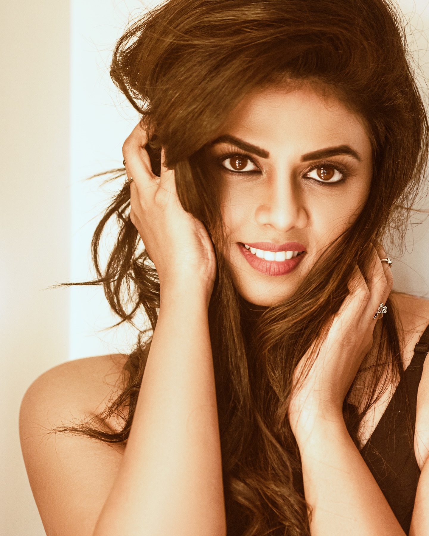 Rutuja Bagwe’s Eyes Shine With Beauty Rutuja Bagwe enchants fans with a sharp gaze, blending allure and cinematic flair truly!!!