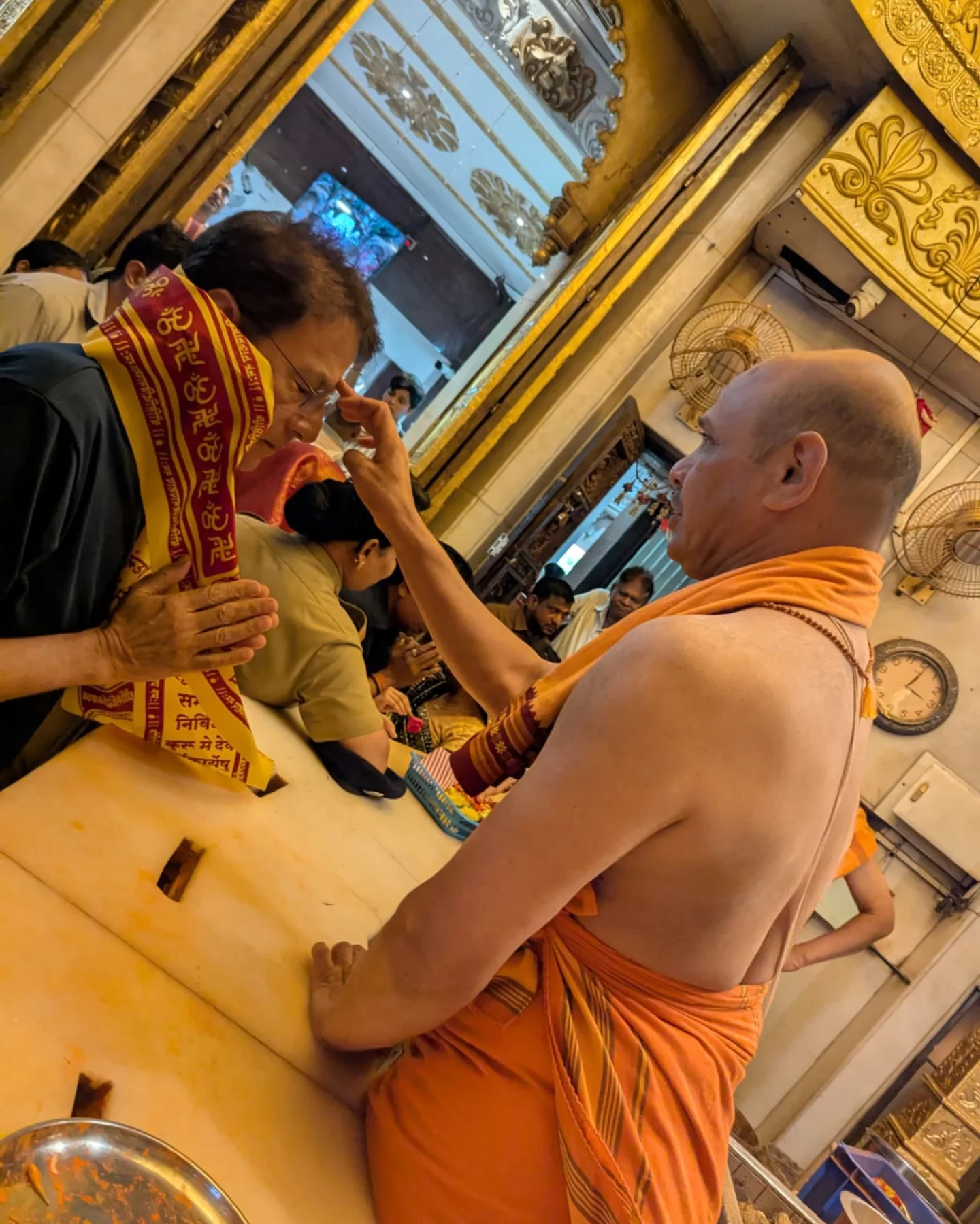 Arun Govil’s Sacred Devotion at Siddhivinayak Temple A heartfelt visit to Mumbai’s Siddhivinayak where blessings and a commemorative gift shine.