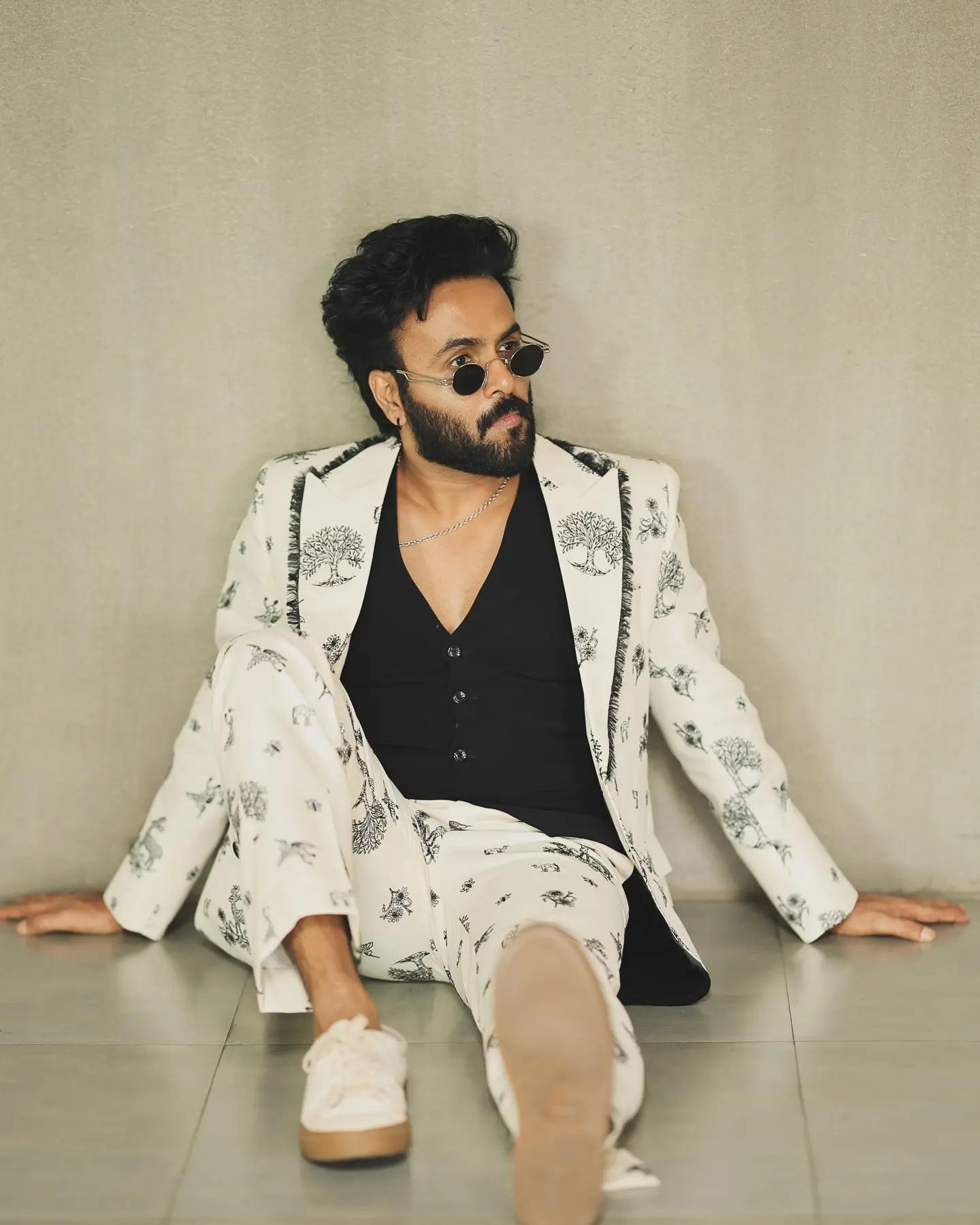 Sanju Sivram’s Stunning Photoshoot Series Sanju Sivram dazzles with a creative photo series, blending style and art in every frame.!