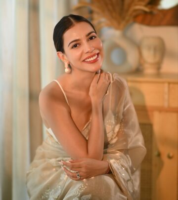 Effortless elegance meets modern glam as Palak Purswani stuns in a commanding saree look.!