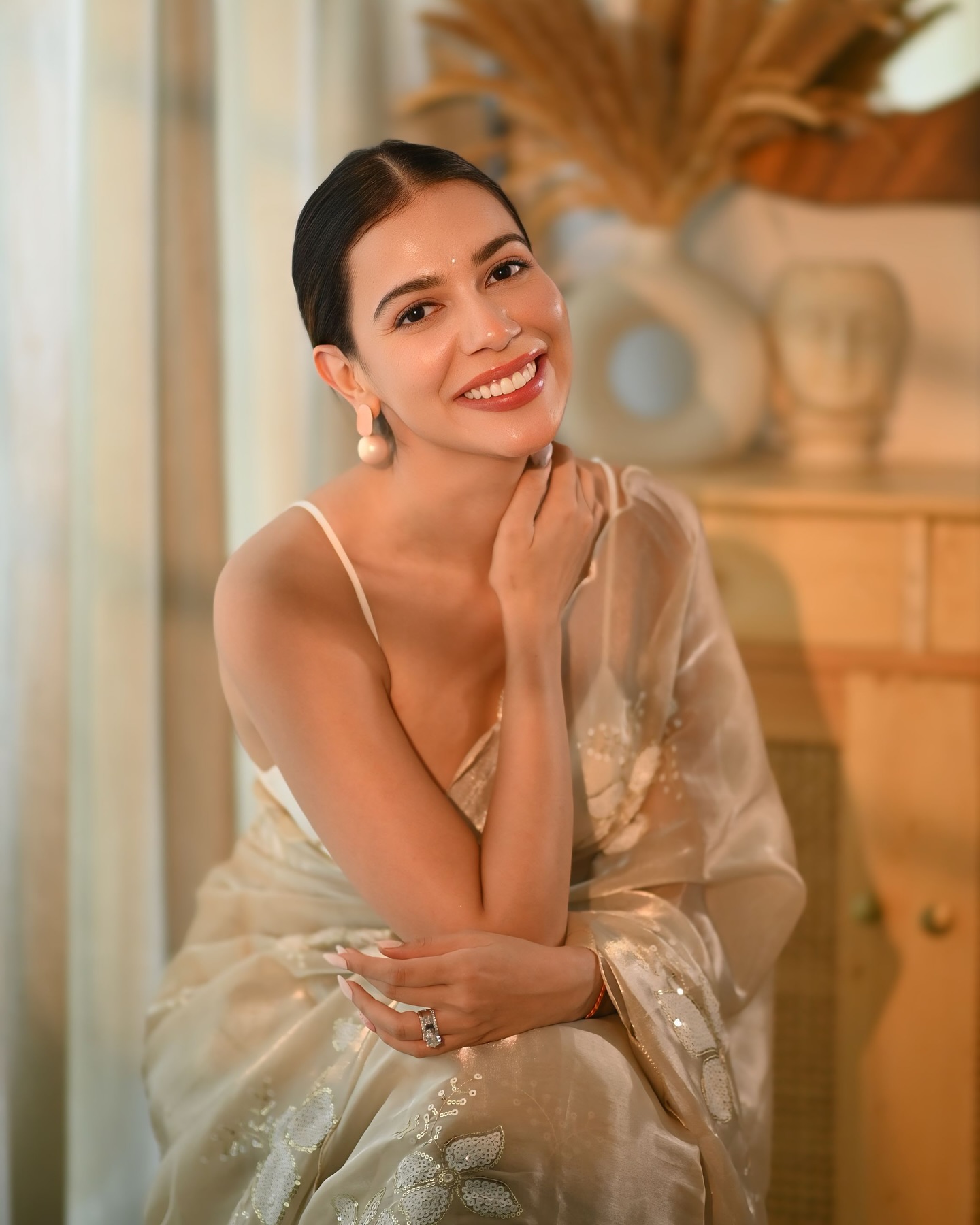 Saree Commands Attention: Palak Purswani’s Modern Ethnic Look Effortless elegance meets modern glam as Palak Purswani stuns in a commanding saree look.!
