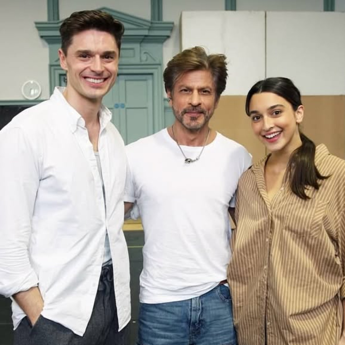 Shah Rukh Khan Meets DDLJ Musical Cast In London Noted actor SRK interacts with the vibrant DDLJ musical cast in an exclusive London meet!!
