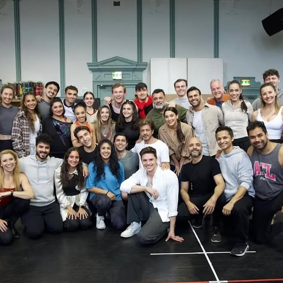 Shah Rukh Khan Meets DDLJ Musical Cast In London