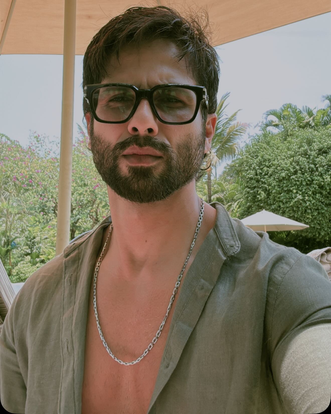 Shahid Kapoor Selfie Stuns Social Media Bollywood icon shares a playful selfie, sparking a buzz among fans on social media today.
