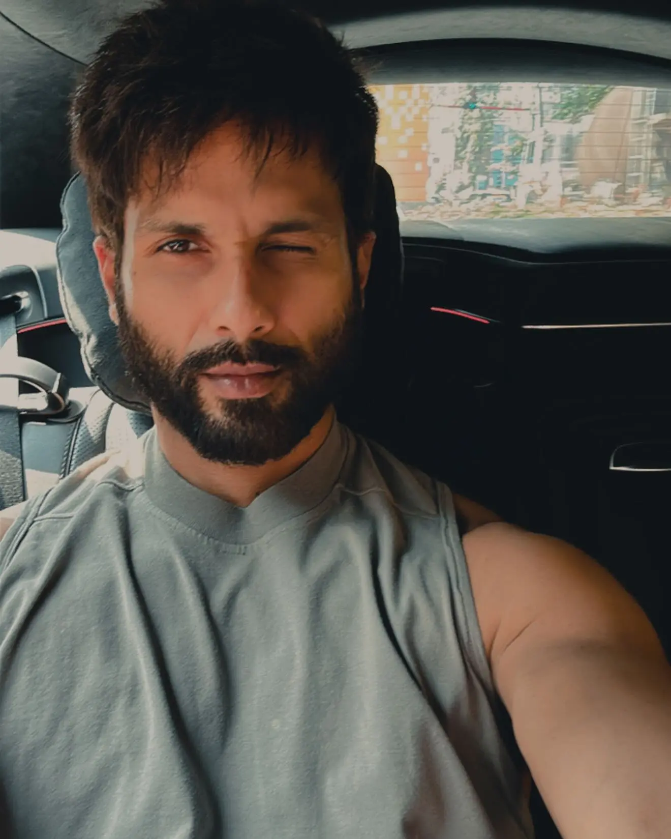Shahid Kapoor Selfie Stuns Social Media