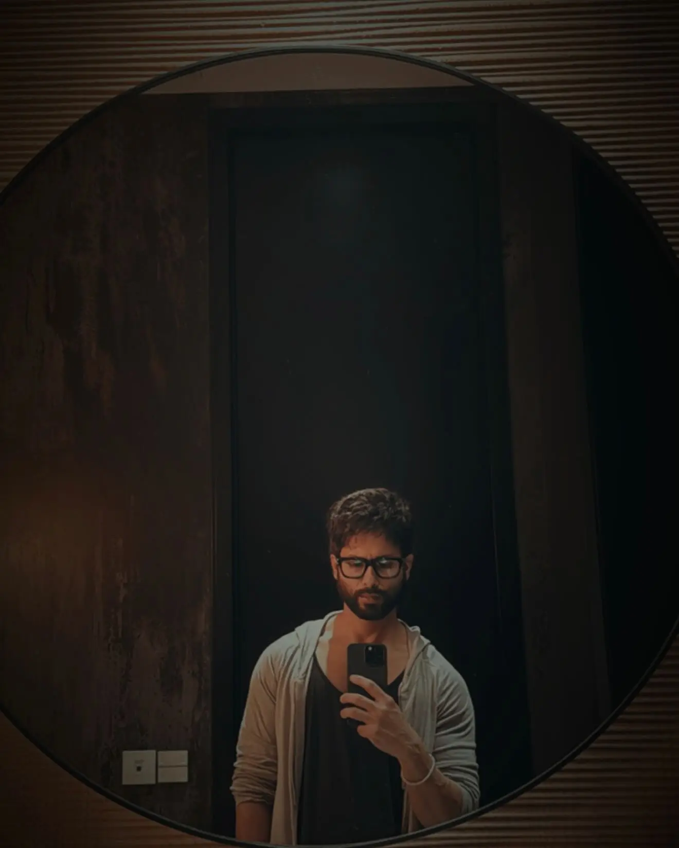 Shahid Kapoor Selfie Stuns Social Media
