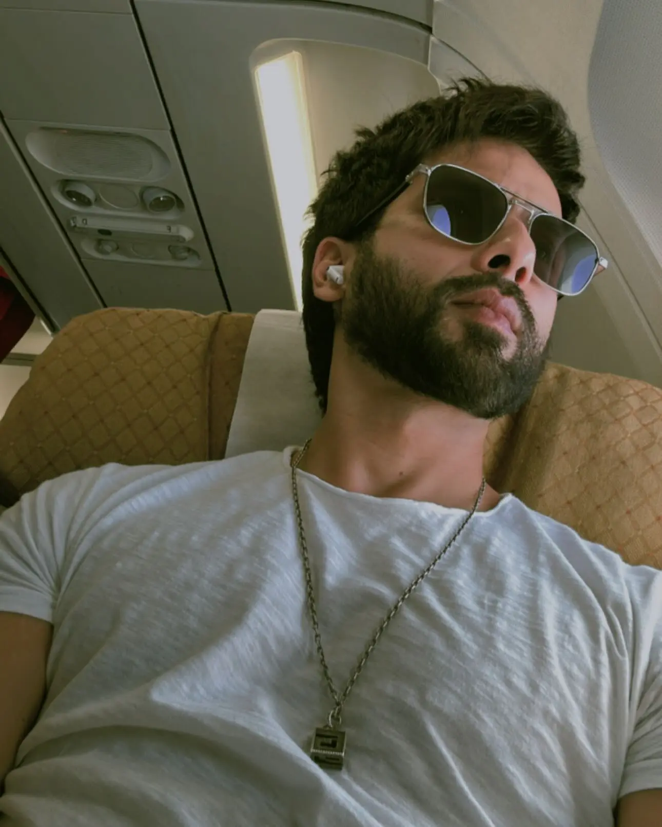 Shahid Kapoor Selfie Stuns Social Media