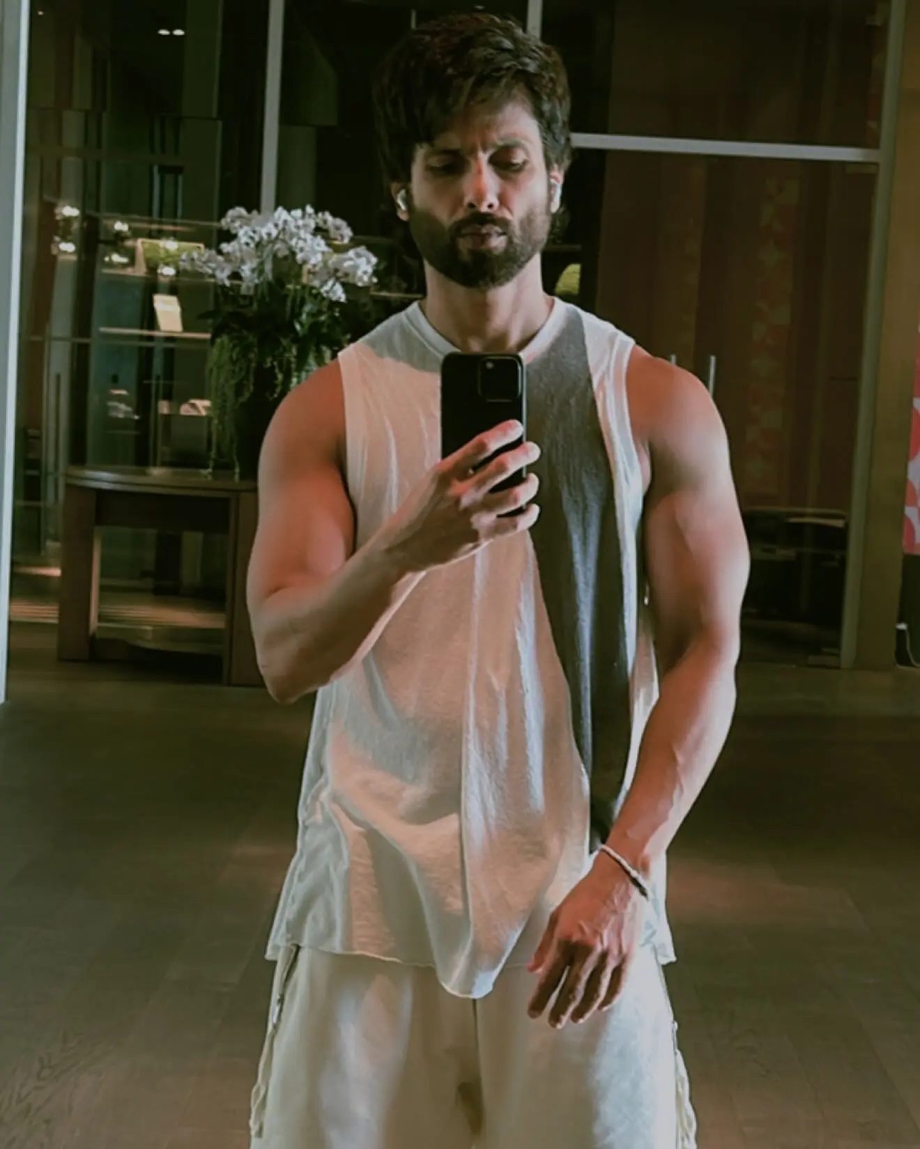 Shahid Kapoor Selfie Stuns Social Media