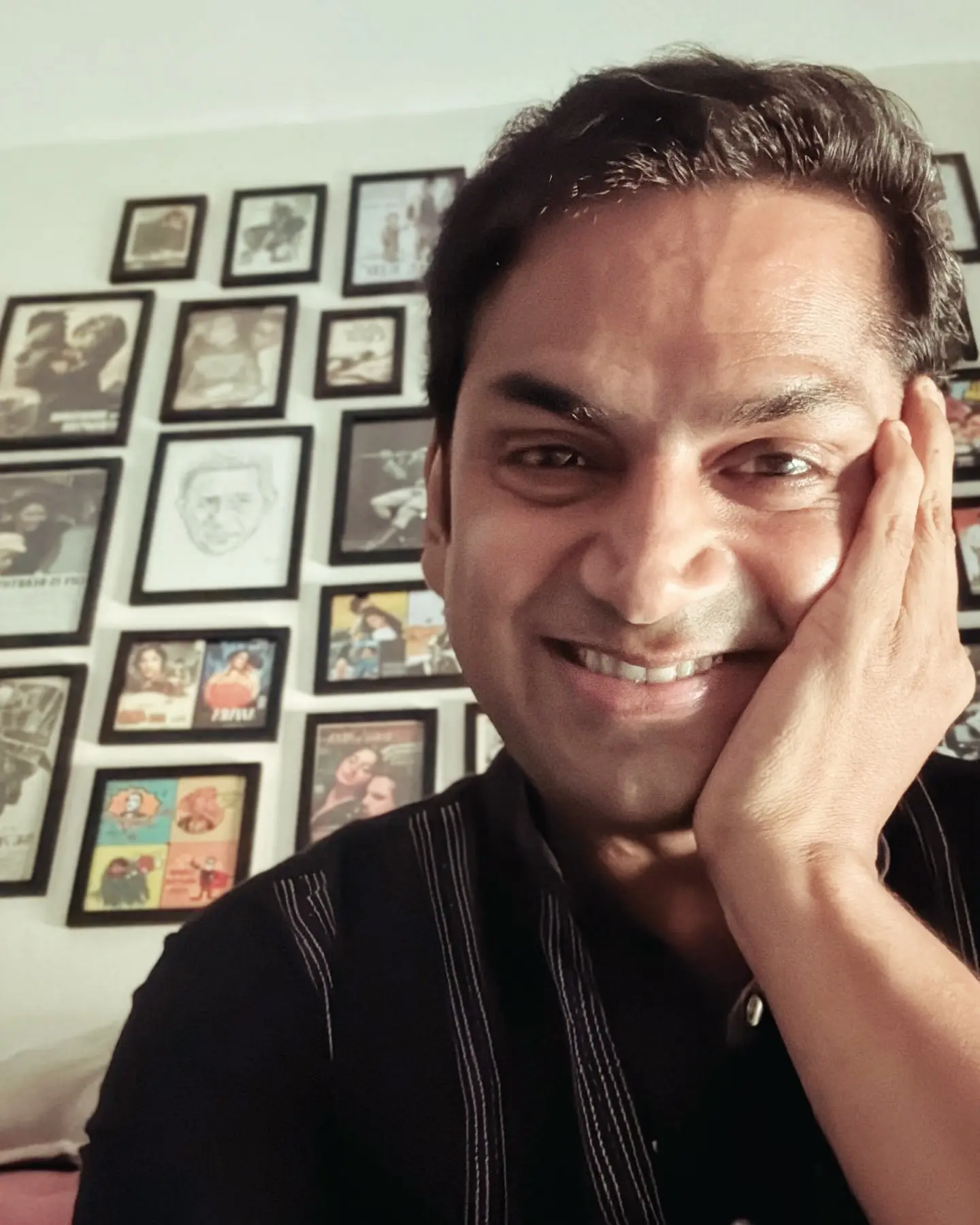 Sharib Hashmi’s Charming Selfie With ‘Deewar’ Iconic actor shares nostalgic selfie blending humor and heritage with an adored wall.