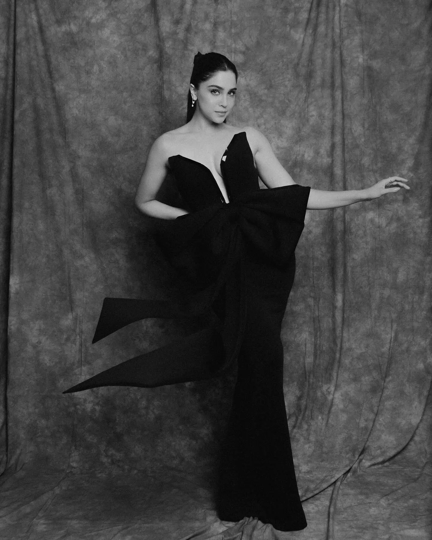Sharvari Stuns At Zee Cine Awards 2025 Red carpet as a chic look shines at the awards, setting a stylish benchmark for celebs.!!!