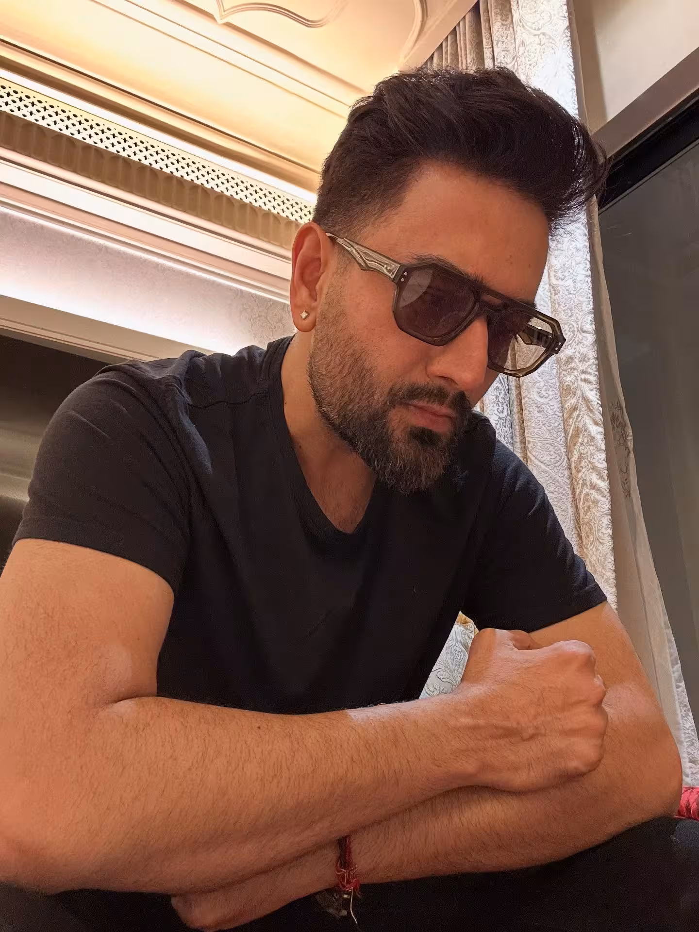 Shekhar Ravjiani’s Pre-Gig Photoshoot Moment The musician and singer turns pre-gig wait into style moment.