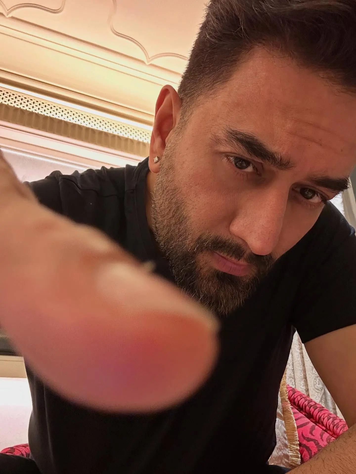 Shekhar Ravjiani's Pre-Gig Photoshoot Moment
