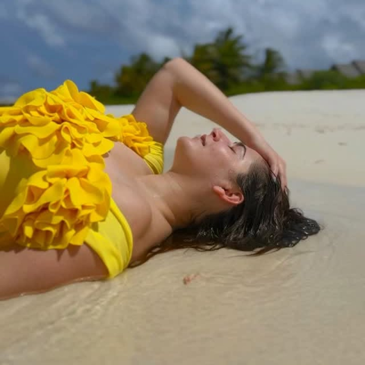 Celebrity Shivaleeka Oberoi chills seaside in a serene display of beach charm and style.!!