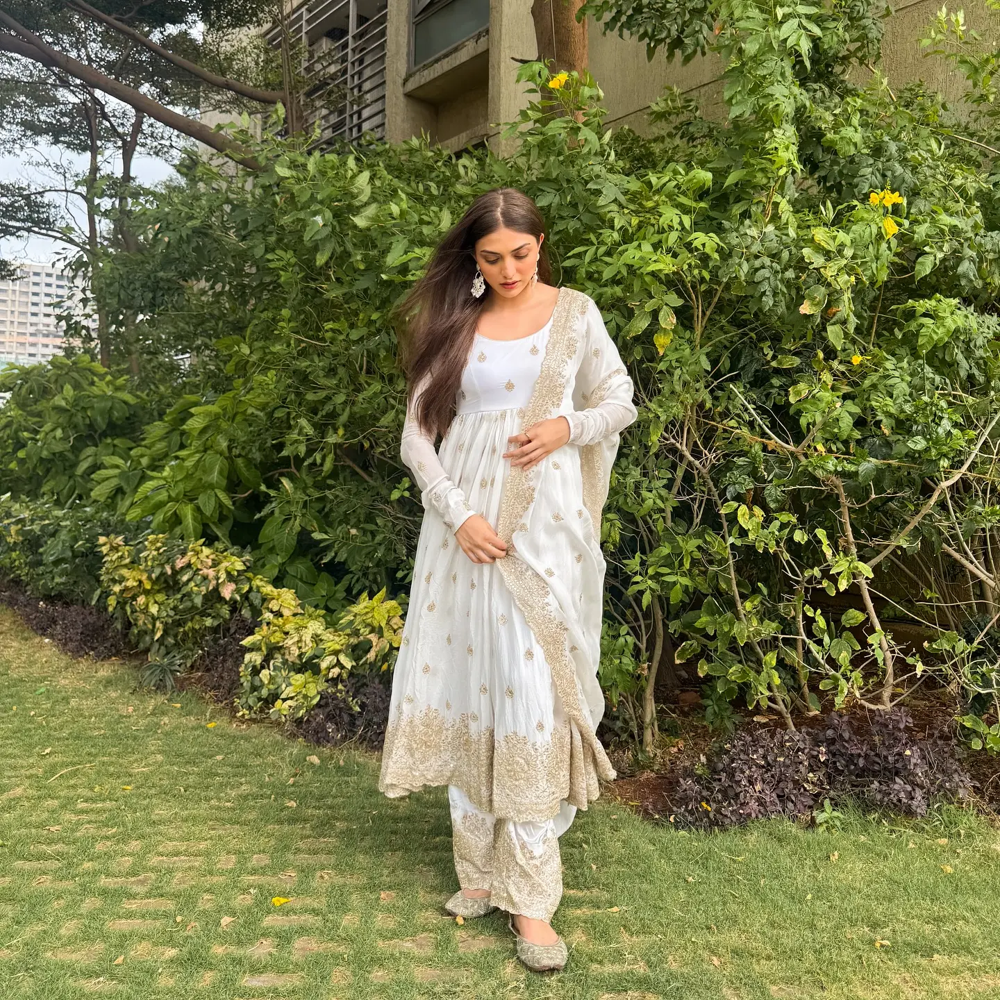 Shruti Sinha Stuns In Minimalist Talaraedit Look