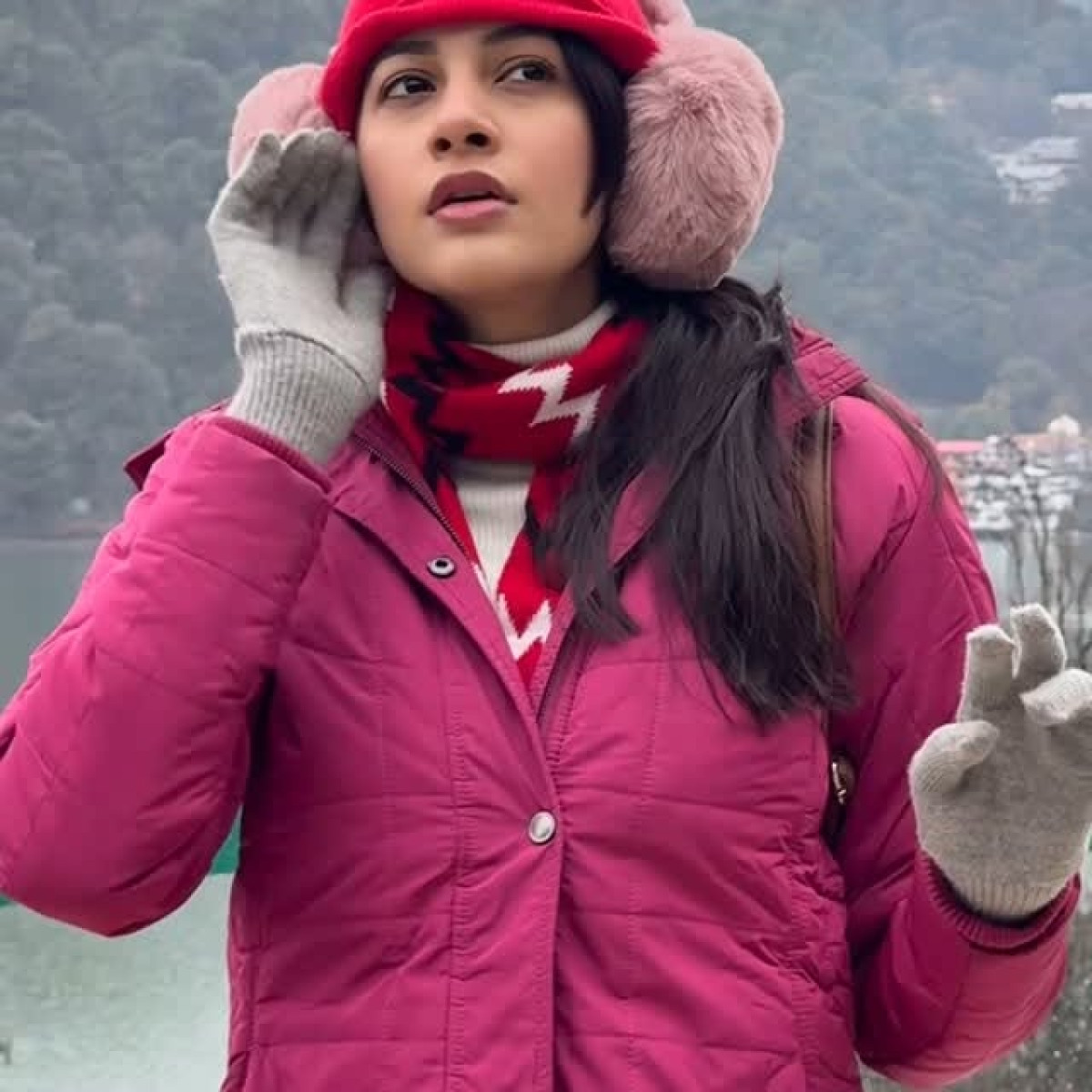 Travel vibes and throwback flair as Simran Sharma’s cap rocks as a fashion statement. Wow!