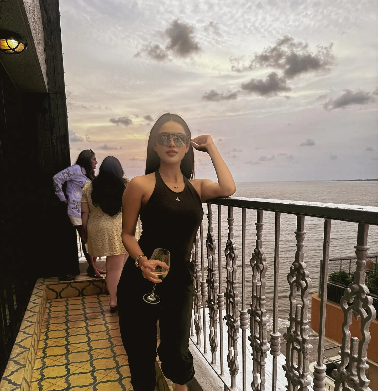 Sonyaa Ayoddhya Ponders Photo Edits At Mumbai Beach Indian star Sonyaa Ayoddhya captures Mumbai beach vibes questioning photo editing tricks.