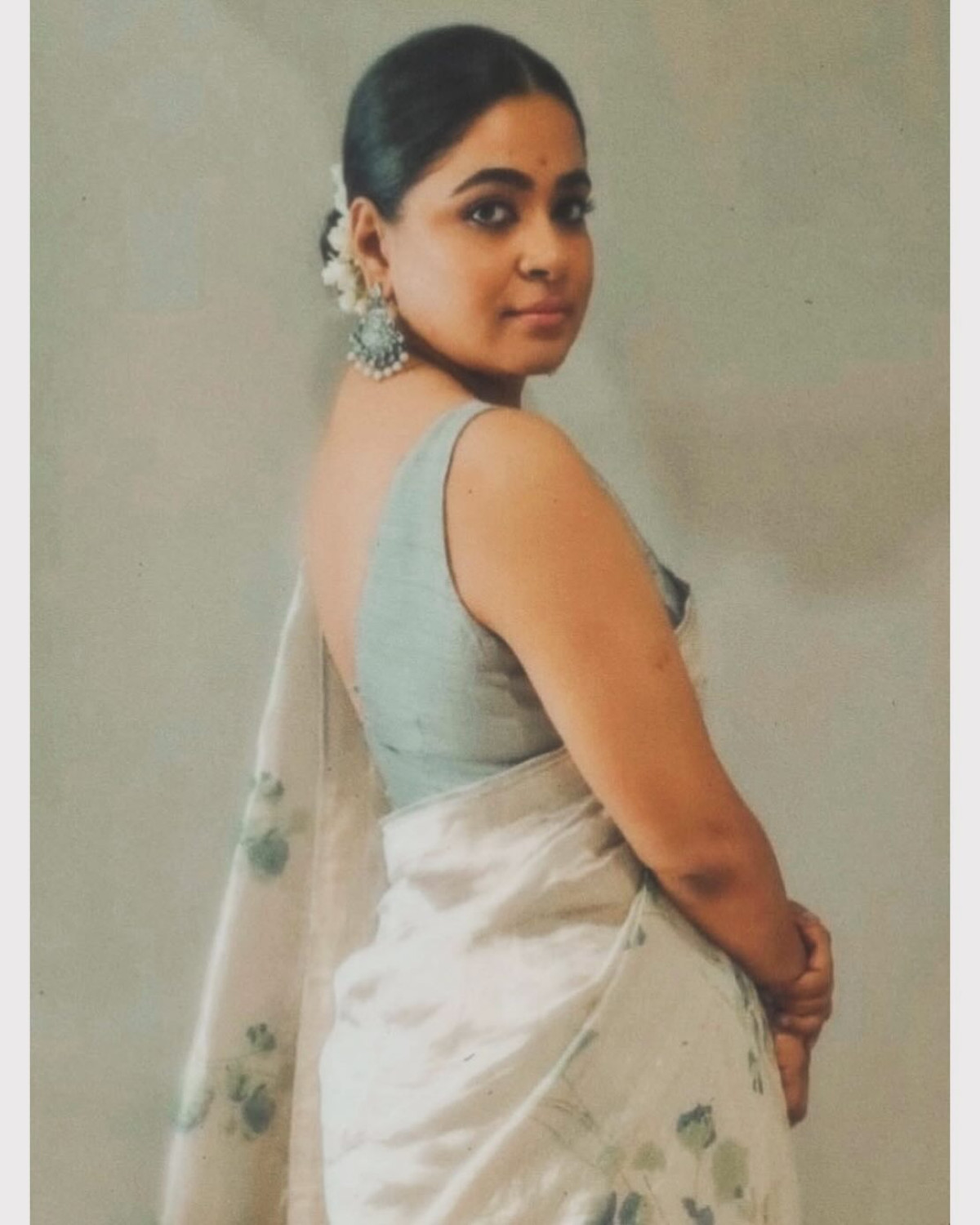 Chic eco-elegance meets minimalist artistry, celebrating sustainable summer vibes in India.