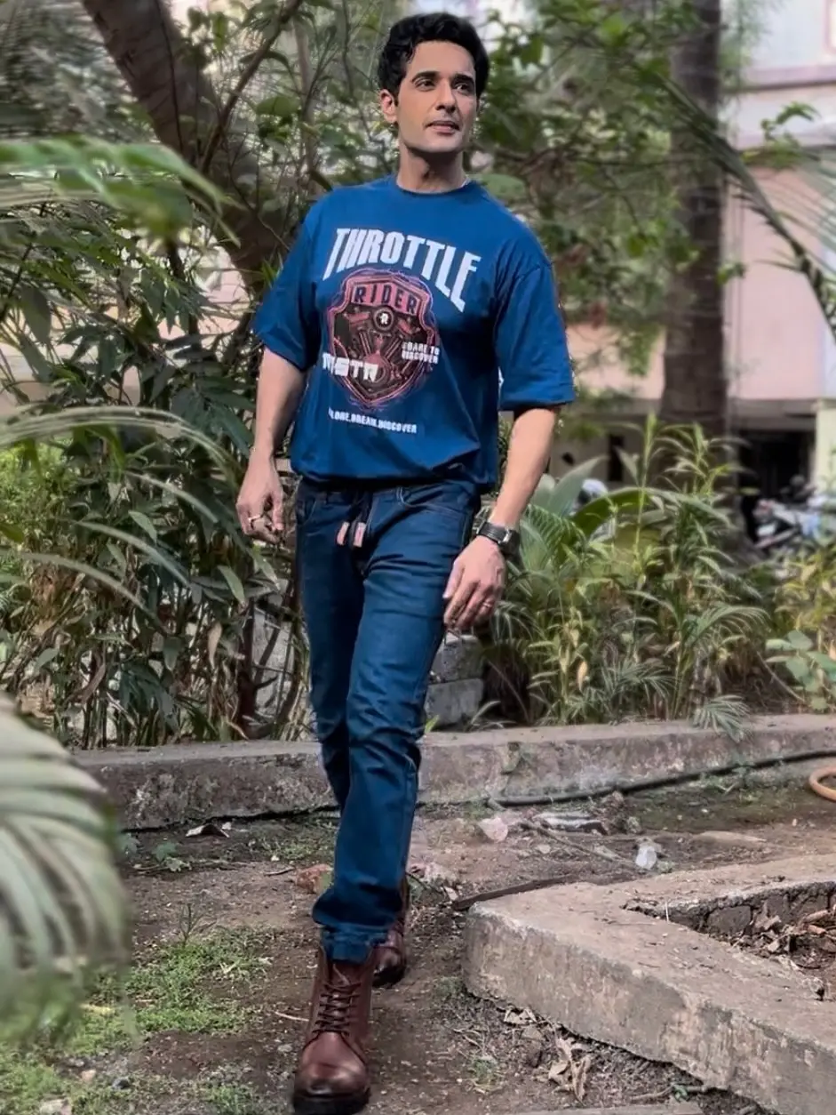 Summer Vibes: Aakash Talwar Embraces Sunshine