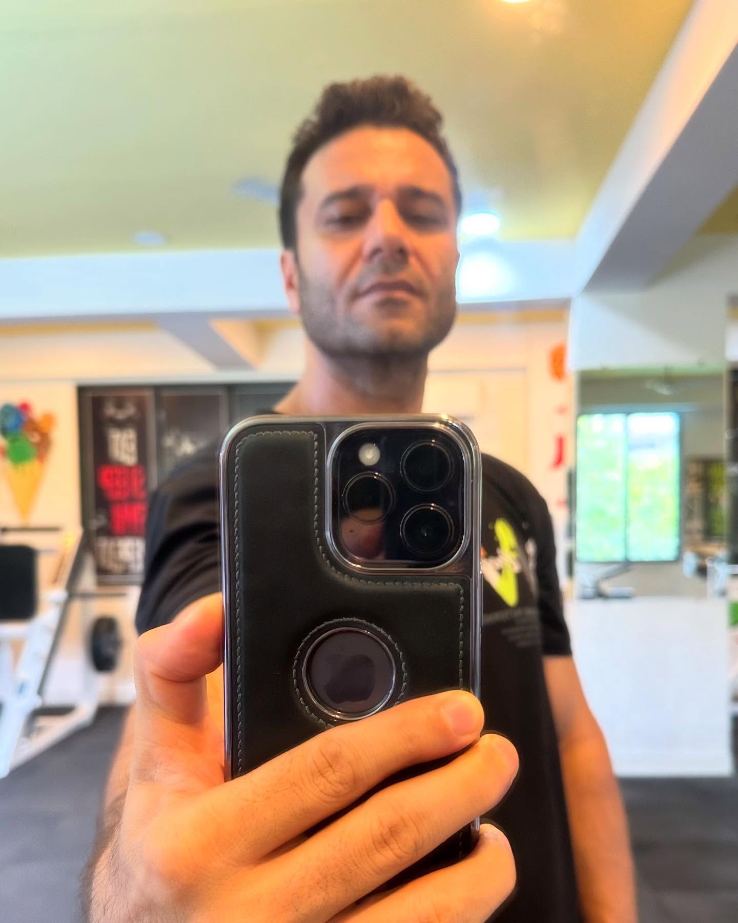 Tariq Bhat Shares Casual Phone Appreciation Film Director reveals everyday tech delight as he blends artistic vision with simple joys!