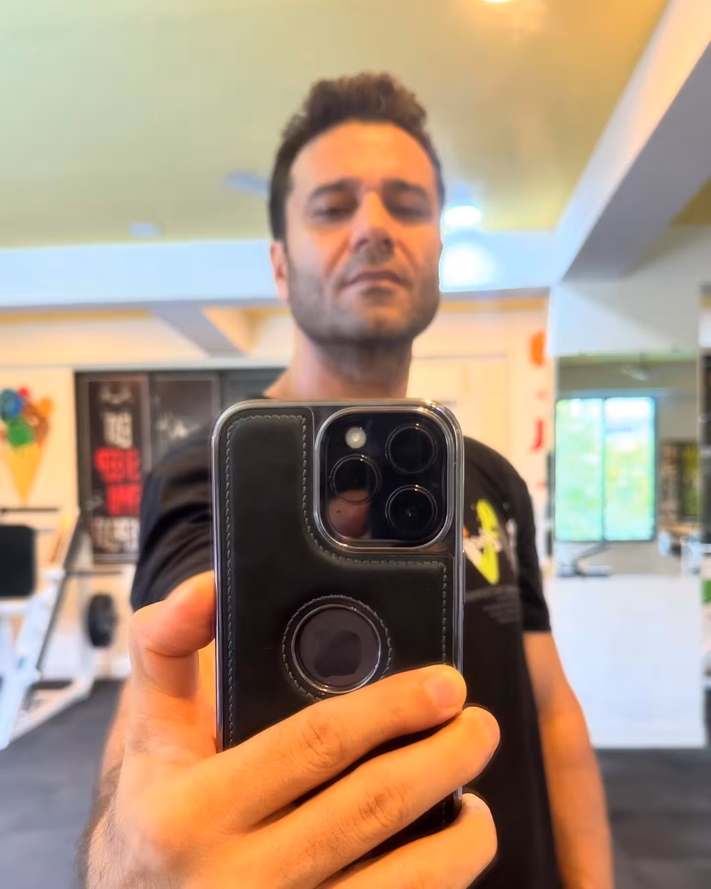 Tariq Bhat Shares Casual Phone Appreciation Film Director reveals everyday tech delight as he blends artistic vision with simple joys!