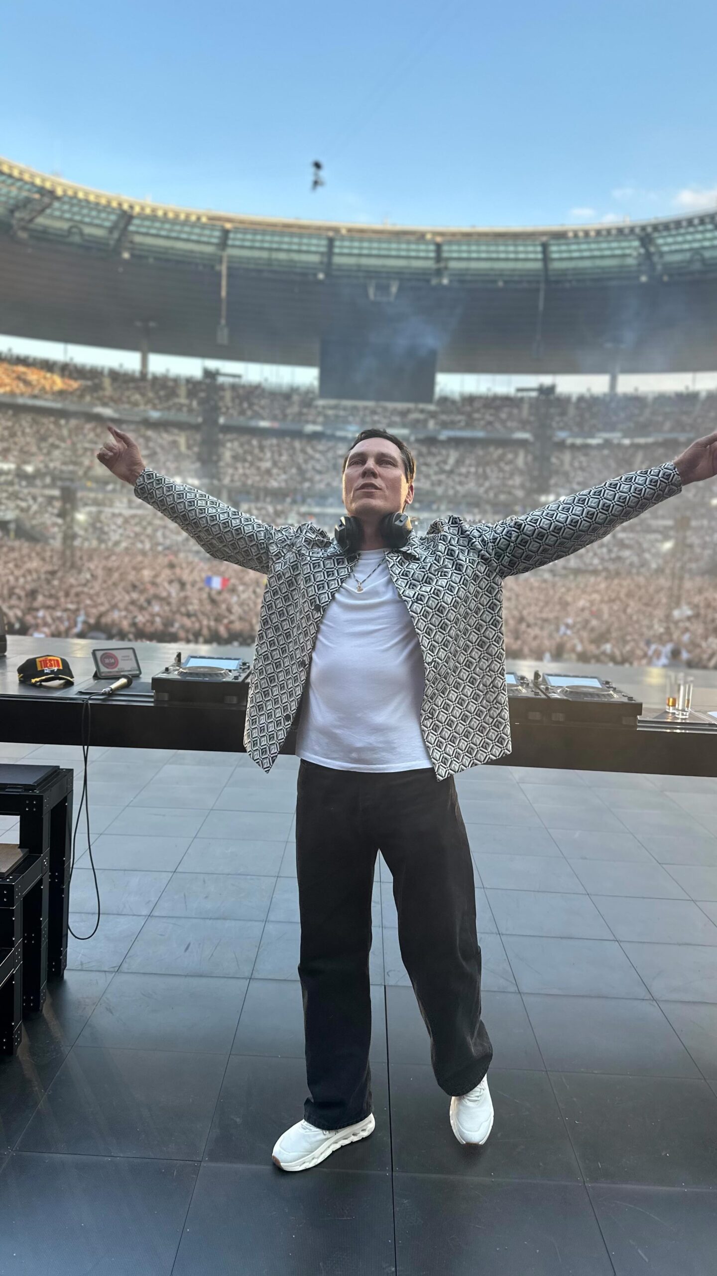 The legendary DJ Tiësto thanks Paris following an unforgettable night filled with energy!