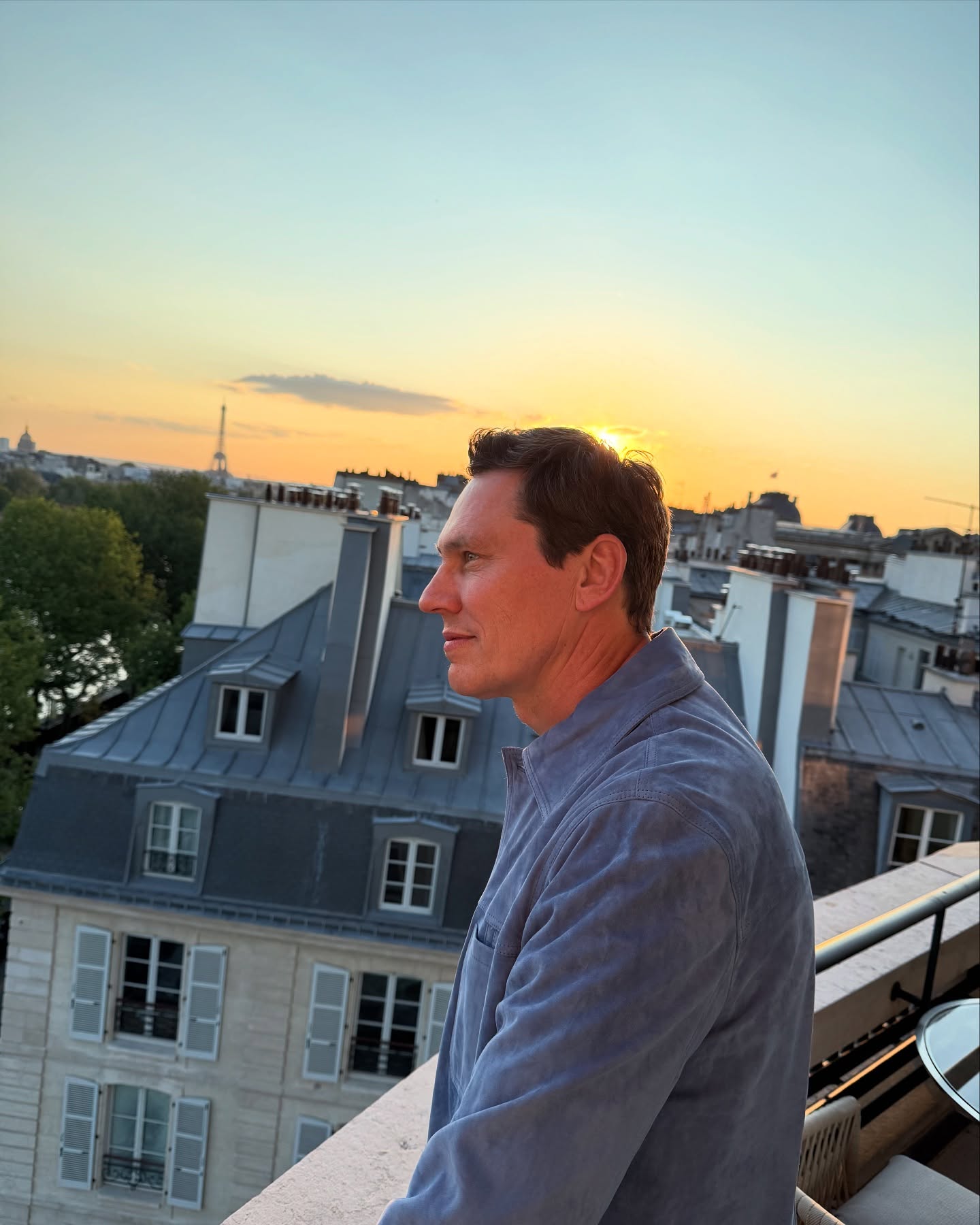 DJ Tiësto ignites Paris with electrifying beats and dazzling energy for an epic night !!!!
