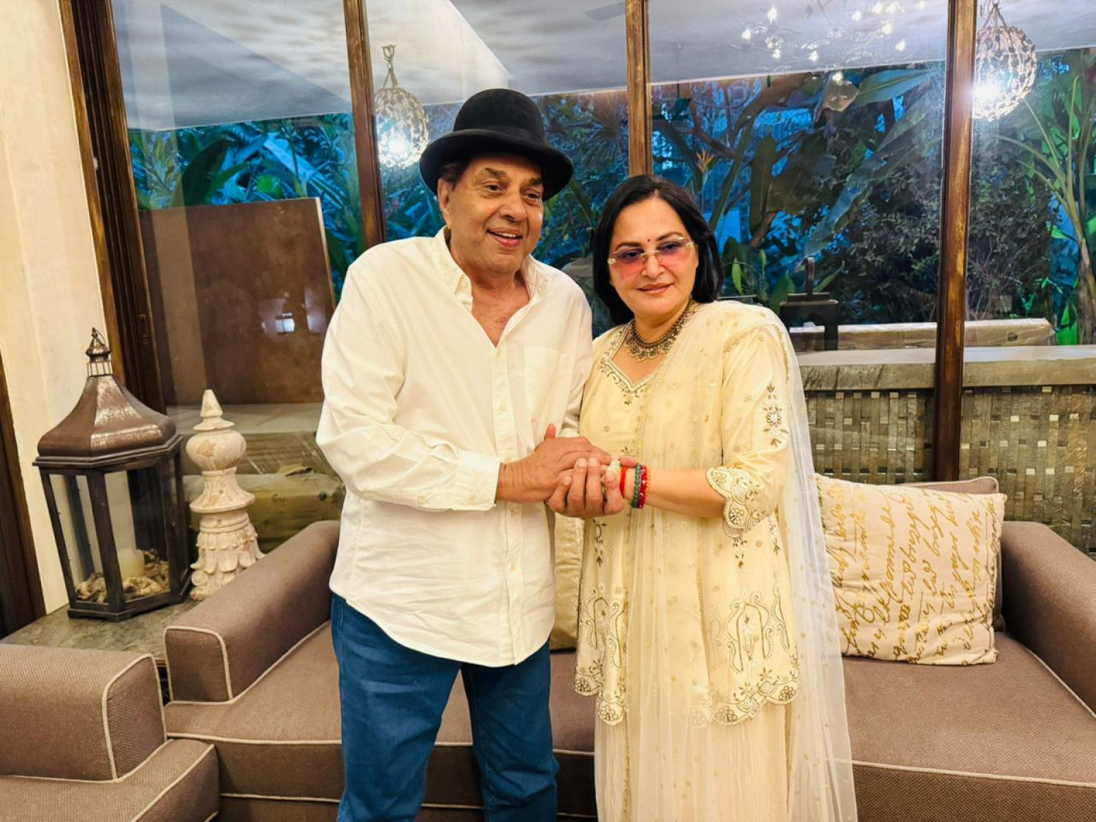 Timeless Reunion With Dharmendra A celebrated actress reconnects to a revered co-star, reviving fond memories in Mumbai!!