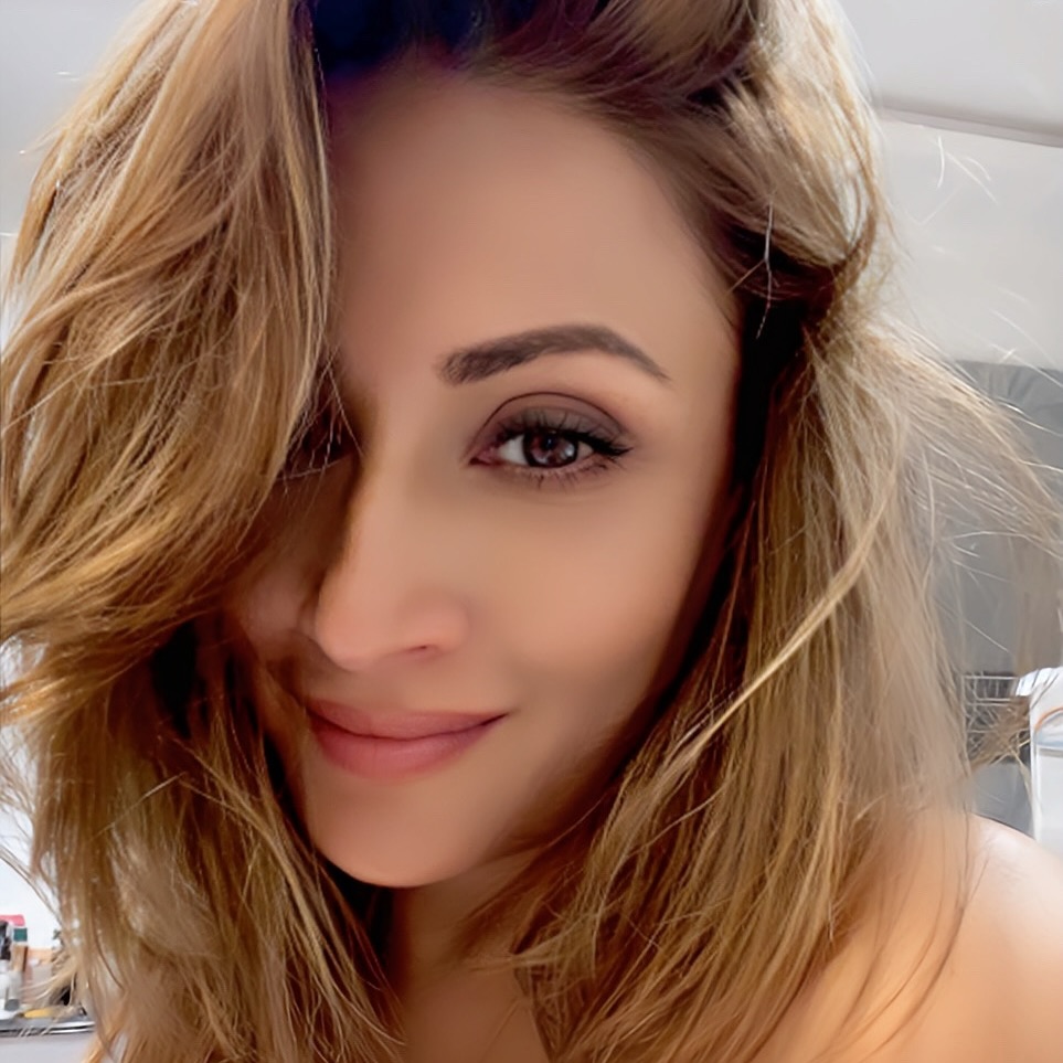 Urvashi Dholakia Captures Candid Selfie Moment