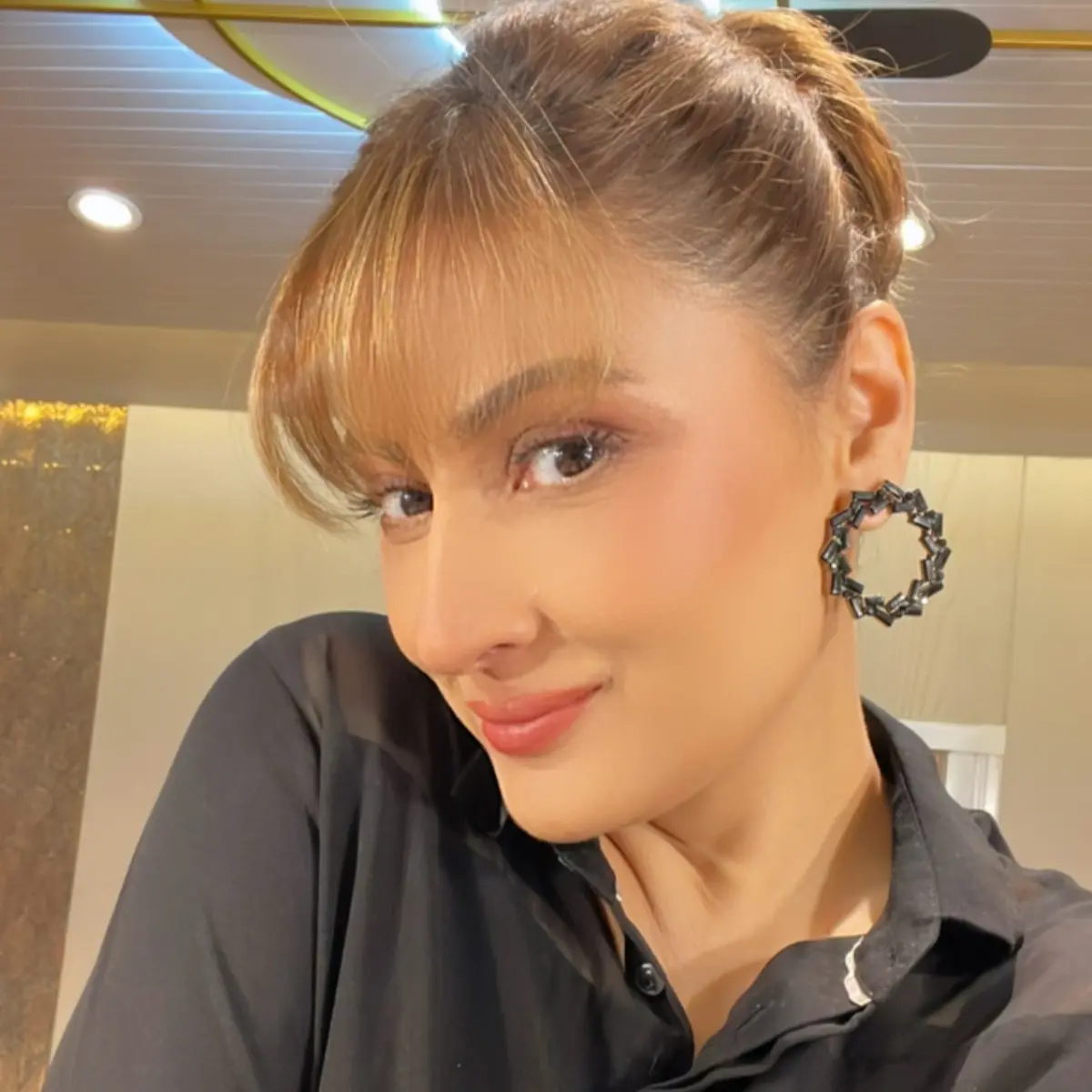 Urvashi Dholakia Flaunts Chic Bangs Bangs and beauty: Urvashi, shows her dynamic style in a fresh selfie of timeless elegance!