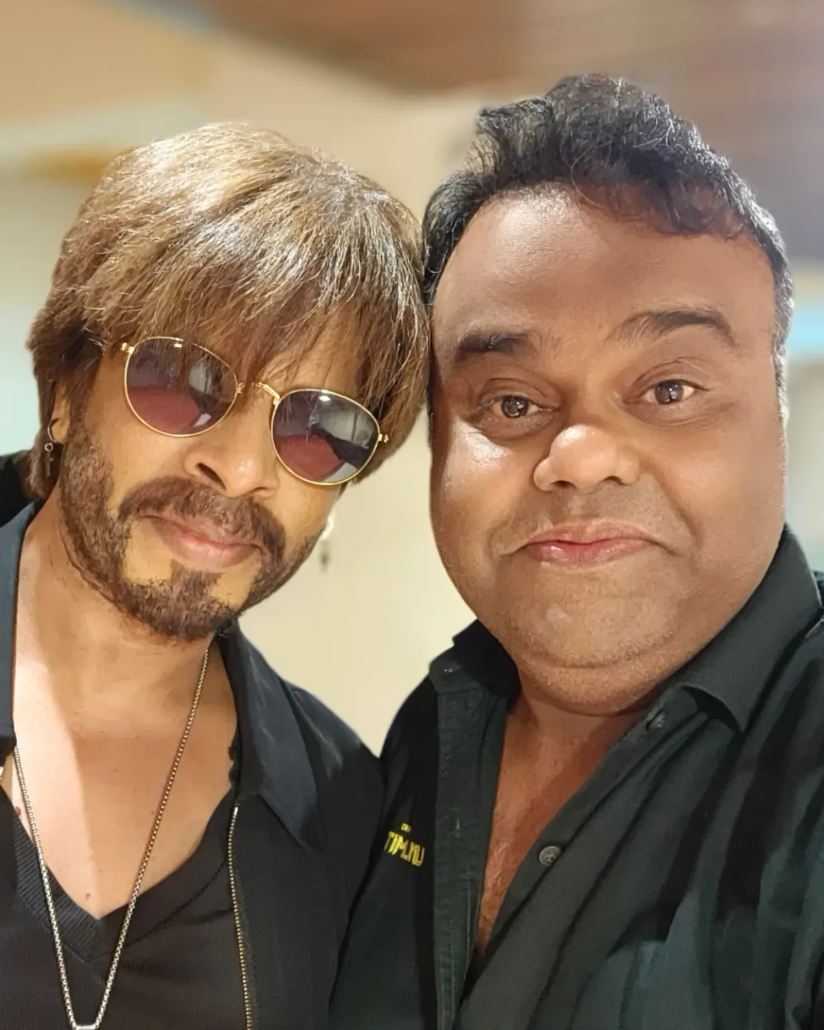 Vaibhav Mathur Channels Shahrukh Khan In Latest Insta Post Celebrity Vaibhav Mathur charms fans with a playful Shahrukh Khan tribute on Instagram!!!!