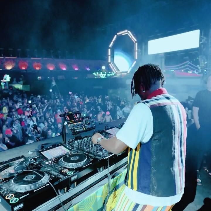 Vegas Lights Shine For AMÉMÉ