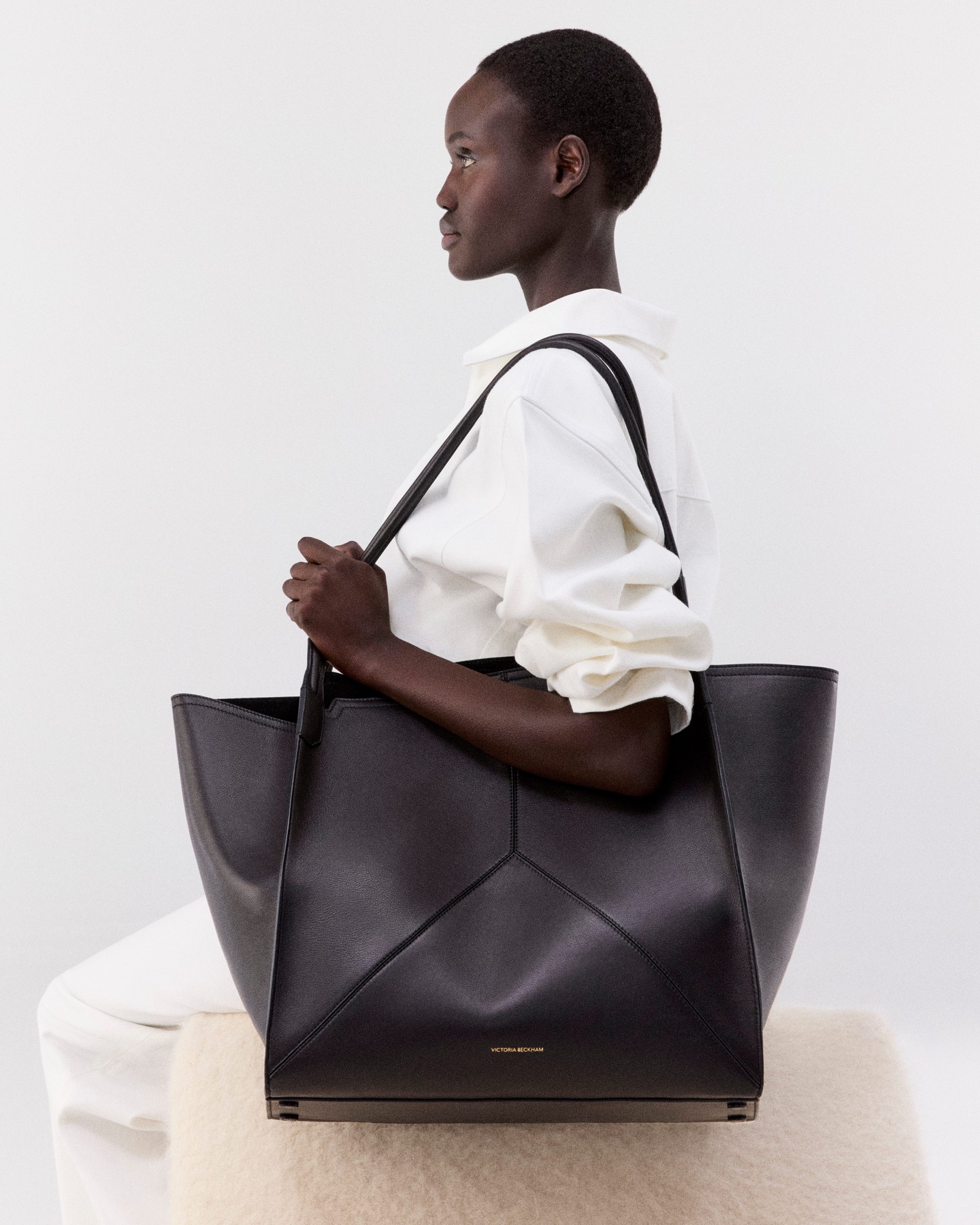 Victoria Tote Defines Contemporary Chic Beckham’s tote unites clean lines with bold design, embodying modern elegance and style!!!