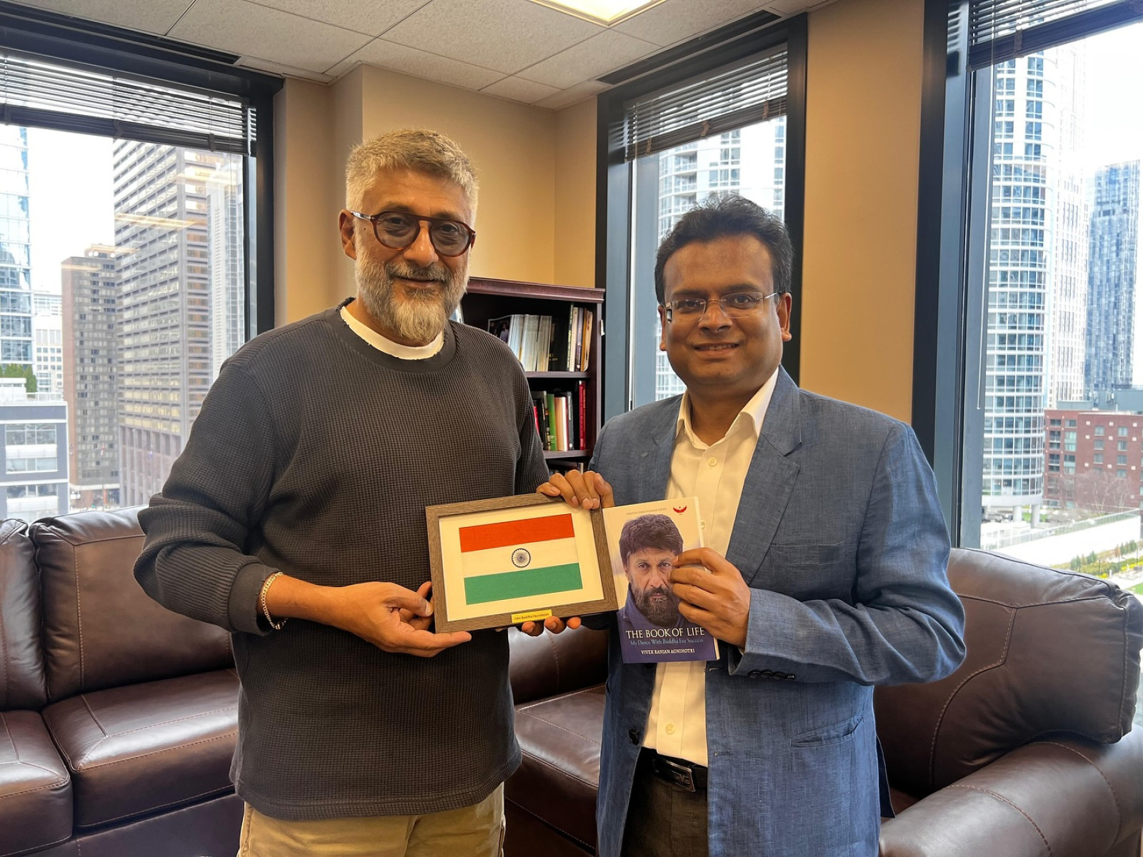 Vivek Agnihotri Honors Bharat Heritage in Chicago Filmmaker gifts, a handcrafted flag and book, reflecting Bharat’s rising vision in Chicago.
