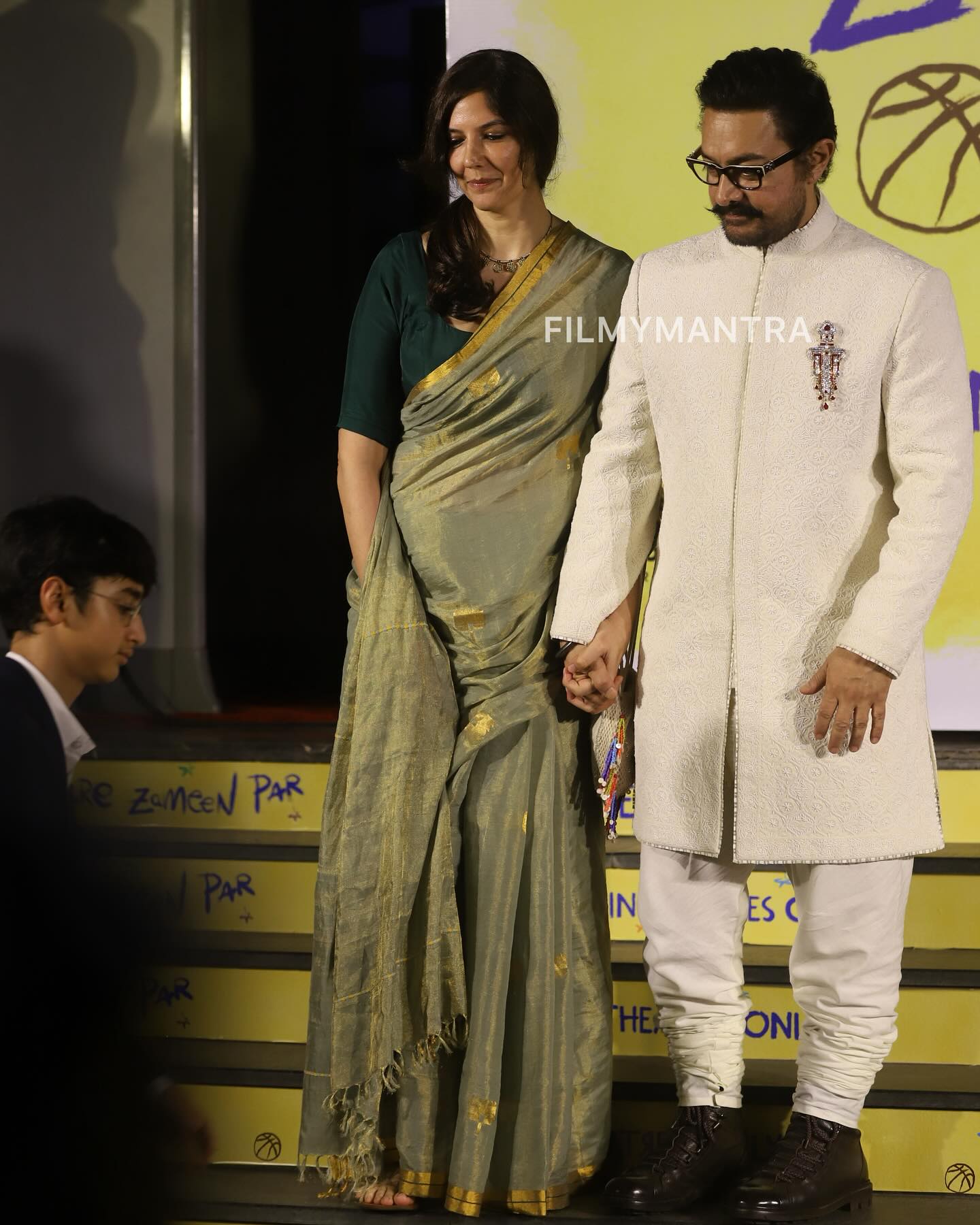 Aamir Khan Poses With Girlfriend And Son