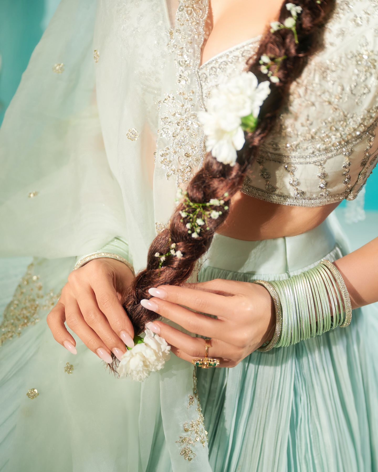 Aamna Sharif Mesmerizes With Striking Look