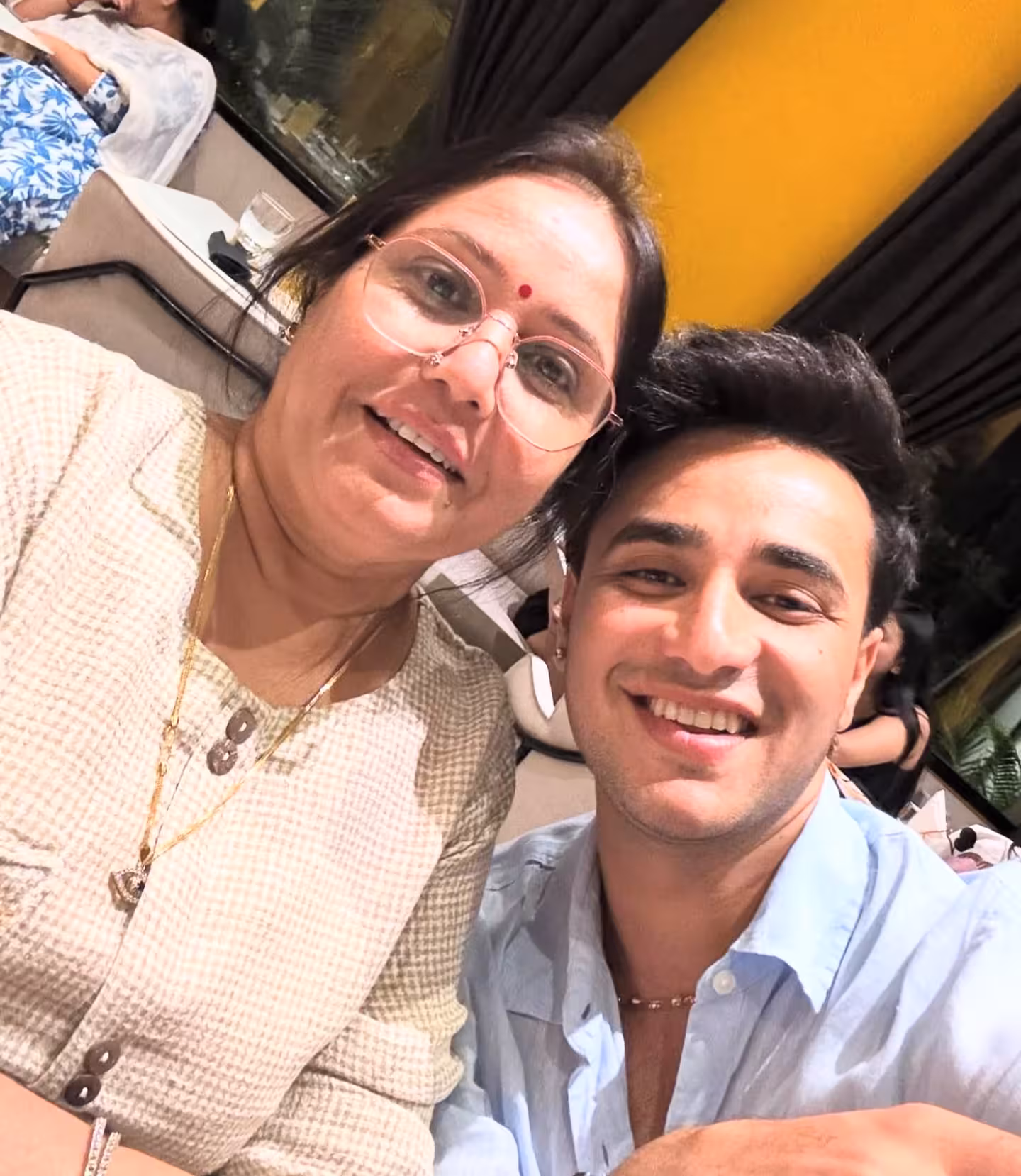 Adorable snapshot from Filmy Gyan exudes living family affection and heartfelt warmth a bit